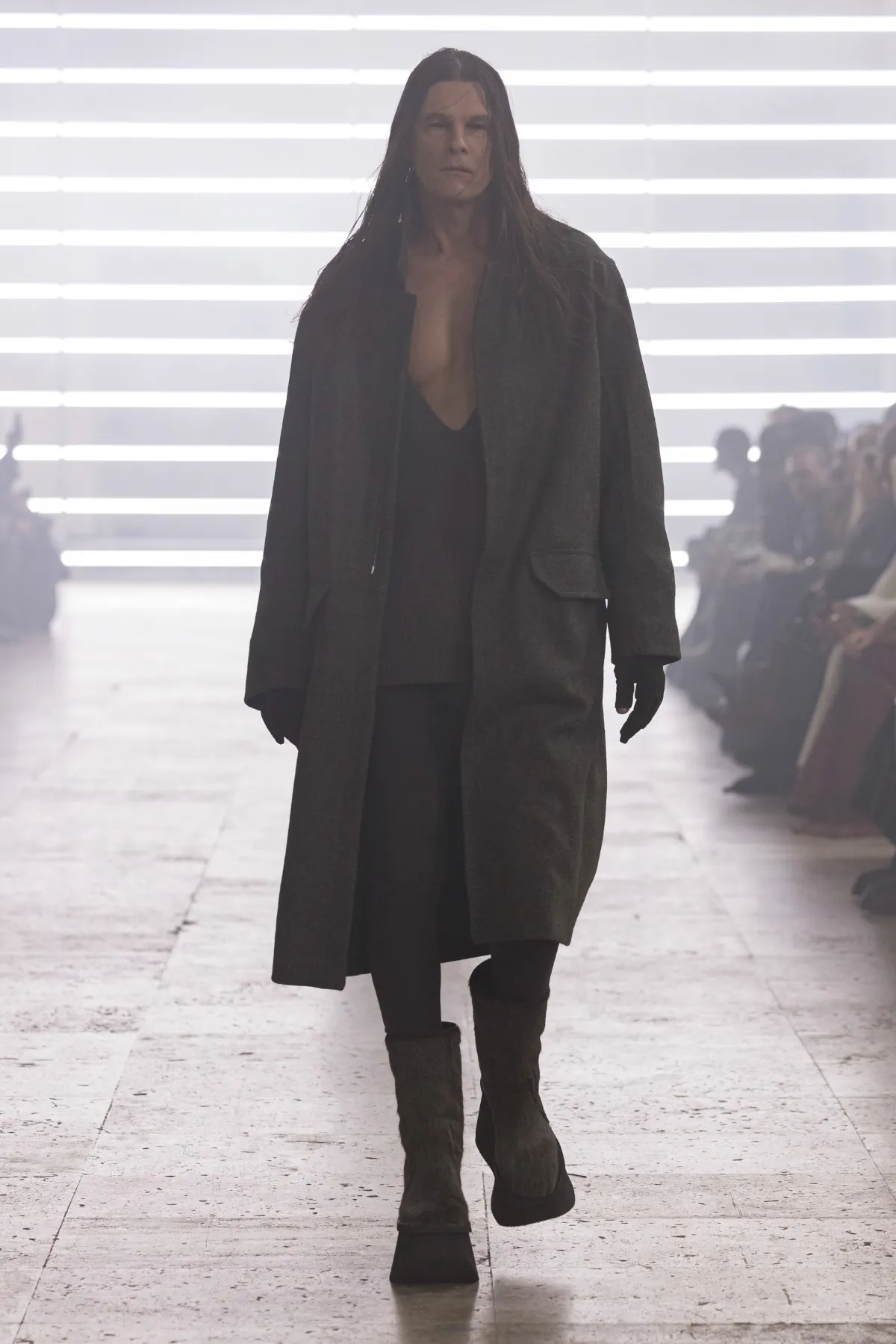 Pour l'automne 2025, Rick Owens marie praticité et flair dramatique