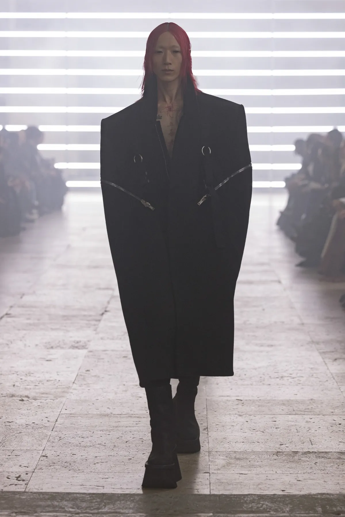 Pour l'automne 2025, Rick Owens marie praticité et flair dramatique