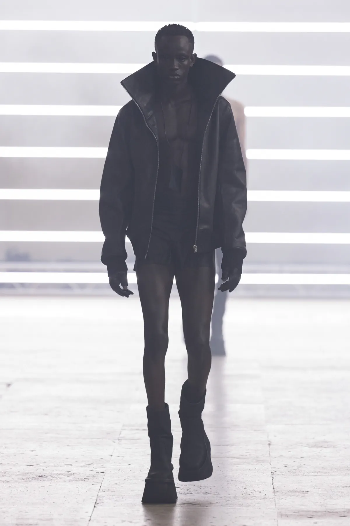 Pour l'automne 2025, Rick Owens marie praticité et flair dramatique