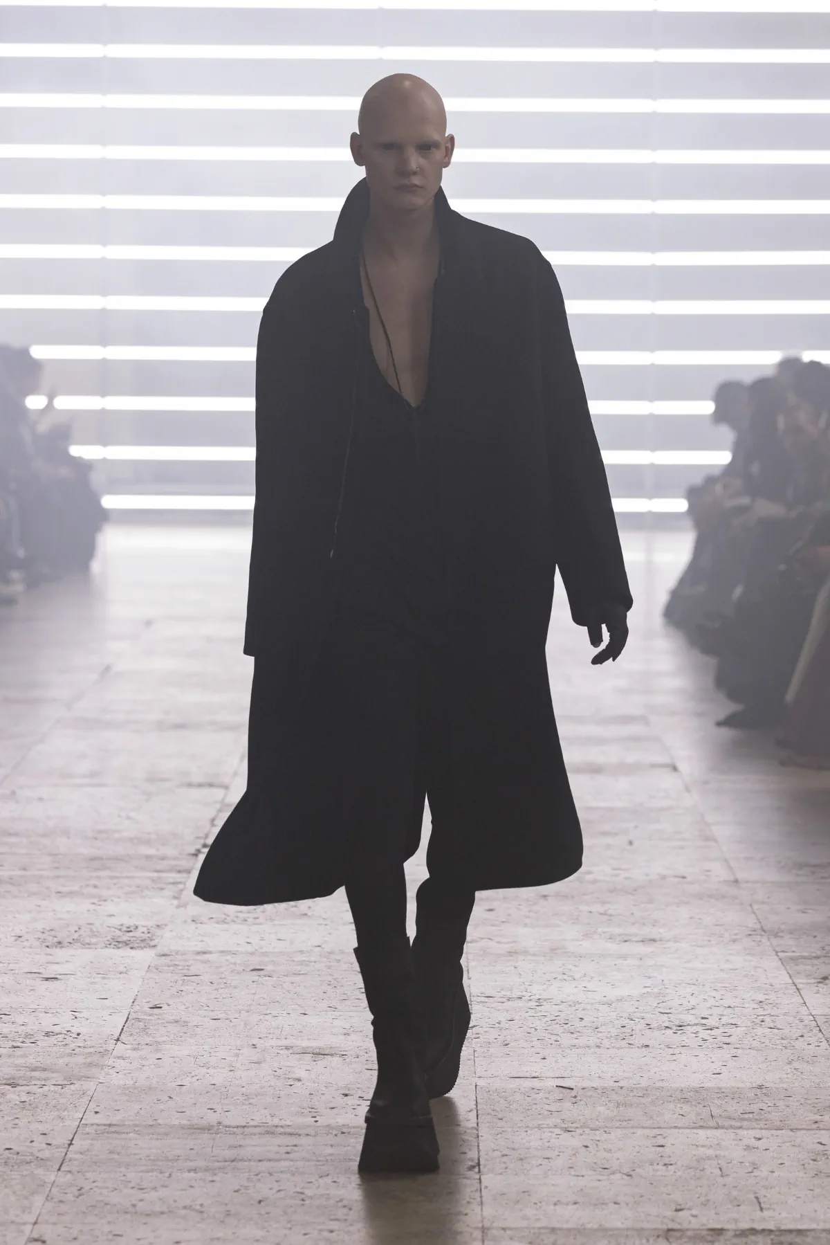 Pour l'automne 2025, Rick Owens marie praticité et flair dramatique