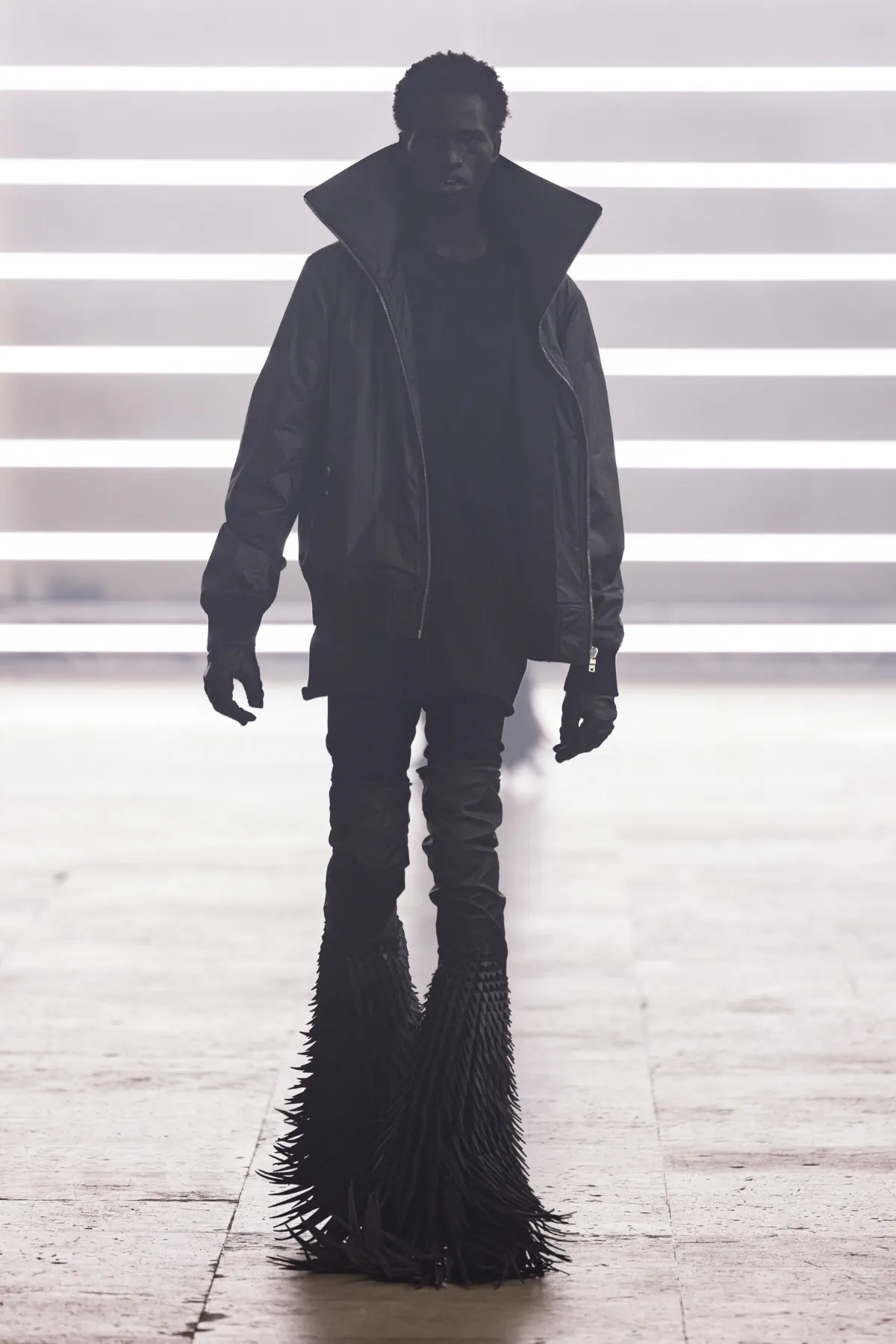 Pour l'automne 2025, Rick Owens marie praticité et flair dramatique
