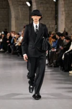 Sean Suen Fall Winter 2025 Paris Fashion Week 1 La collection automne 2025 de SEAN SUEN s'inspire de l'esprit de l’ancienne route du thé et des chevaux