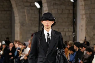 La collection automne 2025 de SEAN SUEN s'inspire de l'esprit de l’ancienne route du thé et des chevaux