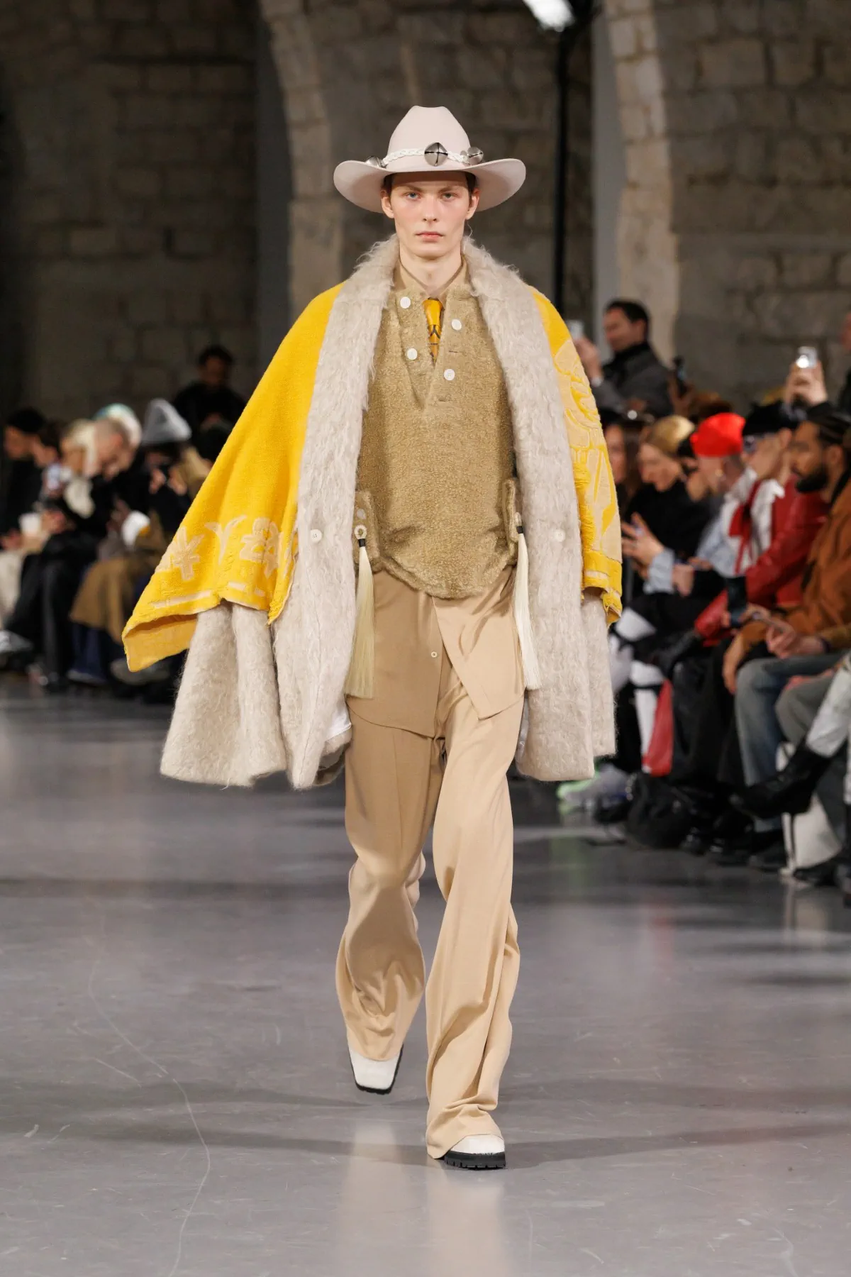 La collection automne 2025 de SEAN SUEN s'inspire de l'esprit de l’ancienne route du thé et des chevaux