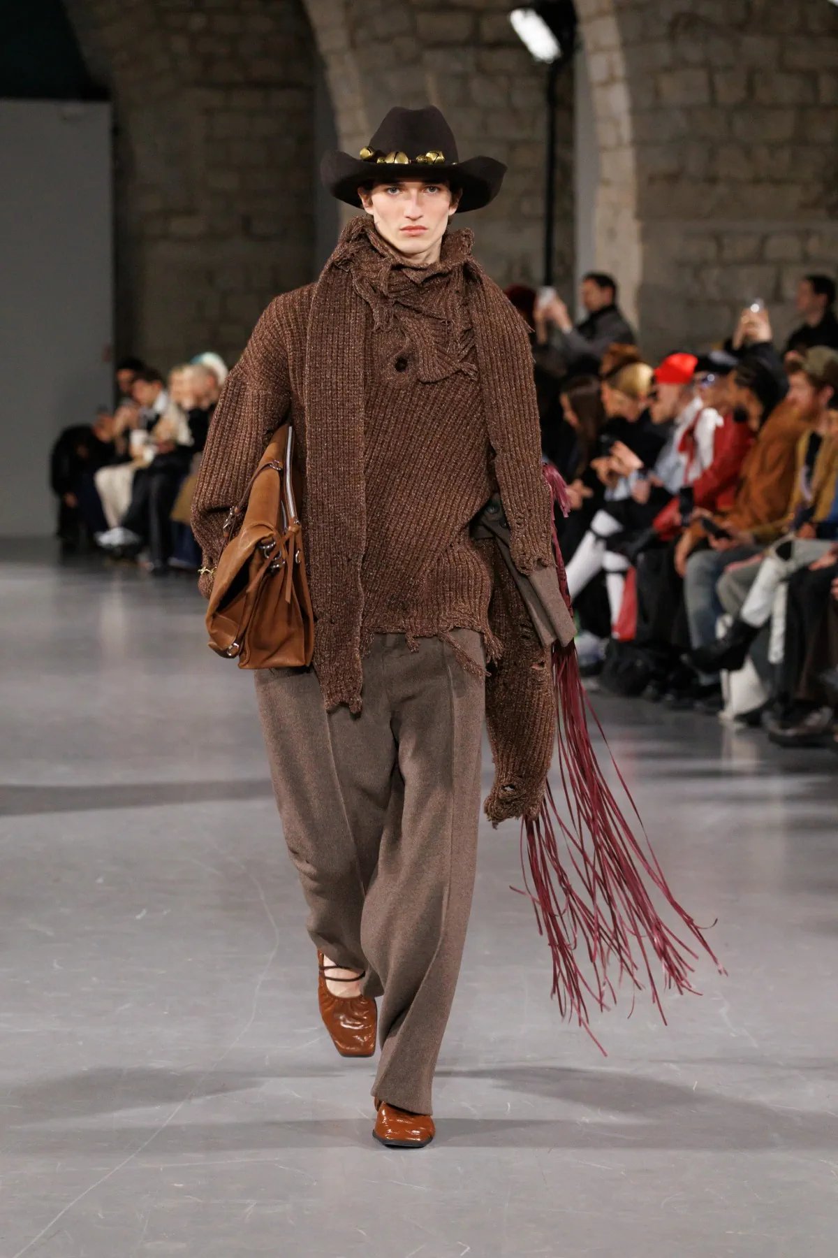 La collection automne 2025 de SEAN SUEN s'inspire de l'esprit de l’ancienne route du thé et des chevaux