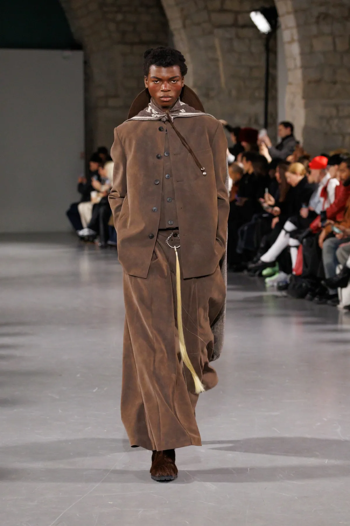 La collection automne 2025 de SEAN SUEN s'inspire de l'esprit de l’ancienne route du thé et des chevaux