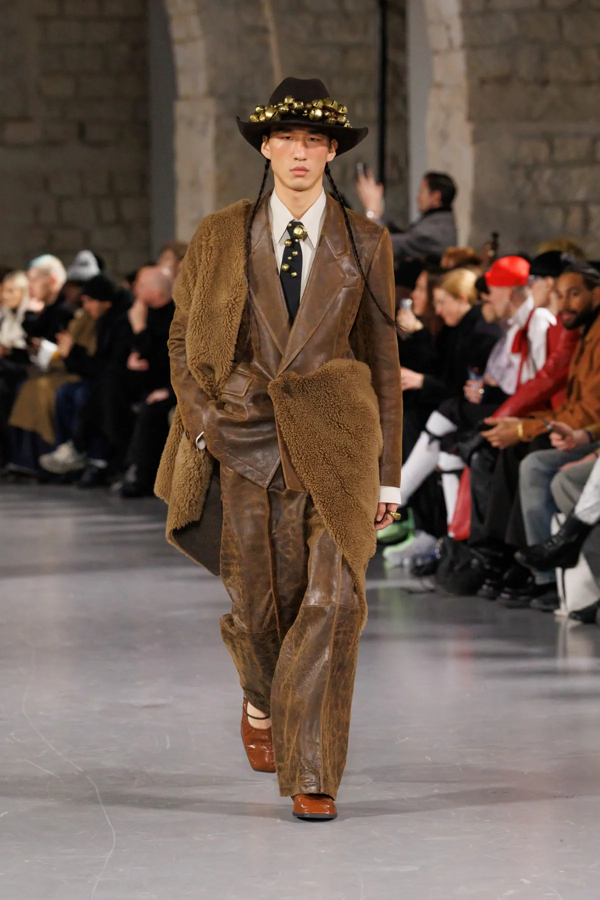 La collection automne 2025 de SEAN SUEN s'inspire de l'esprit de l’ancienne route du thé et des chevaux