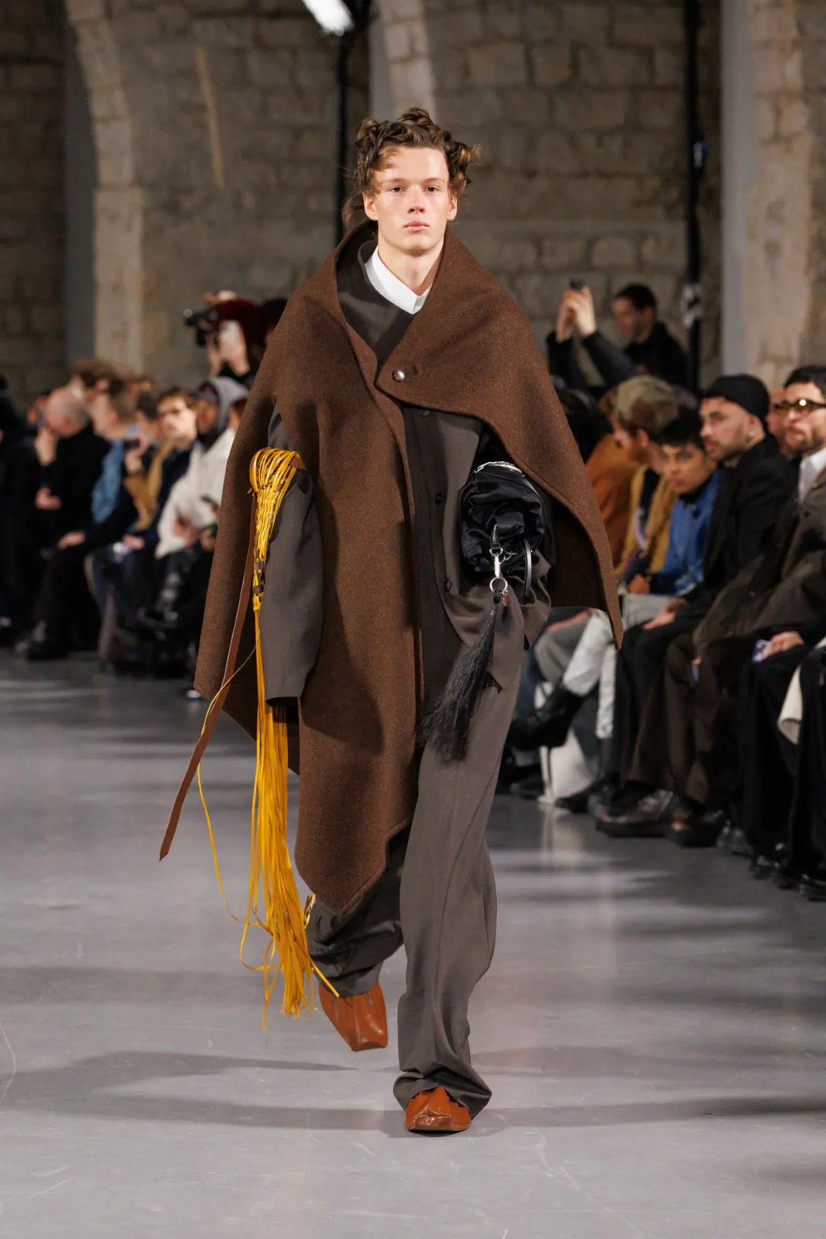 La collection automne 2025 de SEAN SUEN s'inspire de l'esprit de l’ancienne route du thé et des chevaux