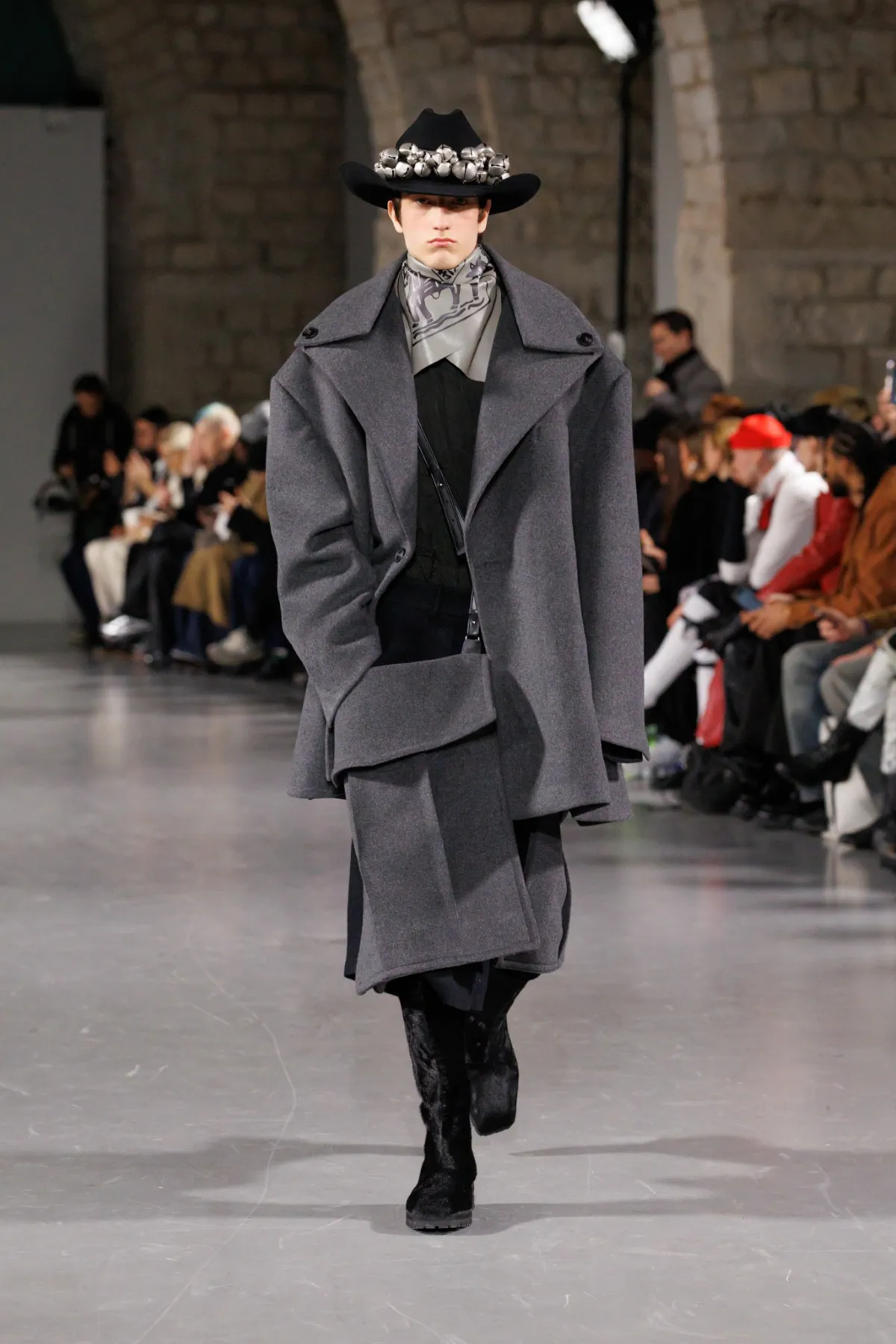 La collection automne 2025 de SEAN SUEN s'inspire de l'esprit de l’ancienne route du thé et des chevaux