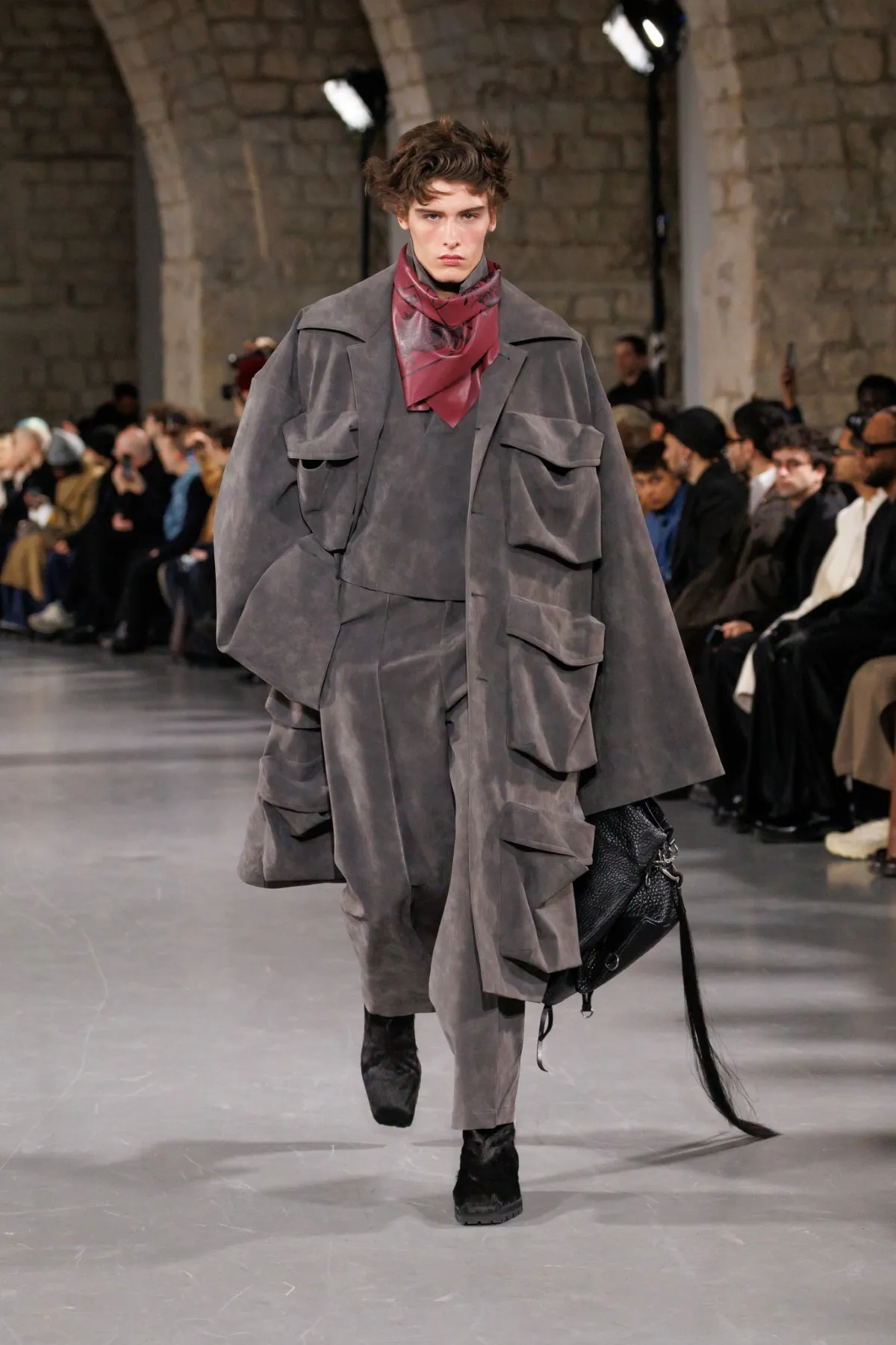 La collection automne 2025 de SEAN SUEN s'inspire de l'esprit de l’ancienne route du thé et des chevaux