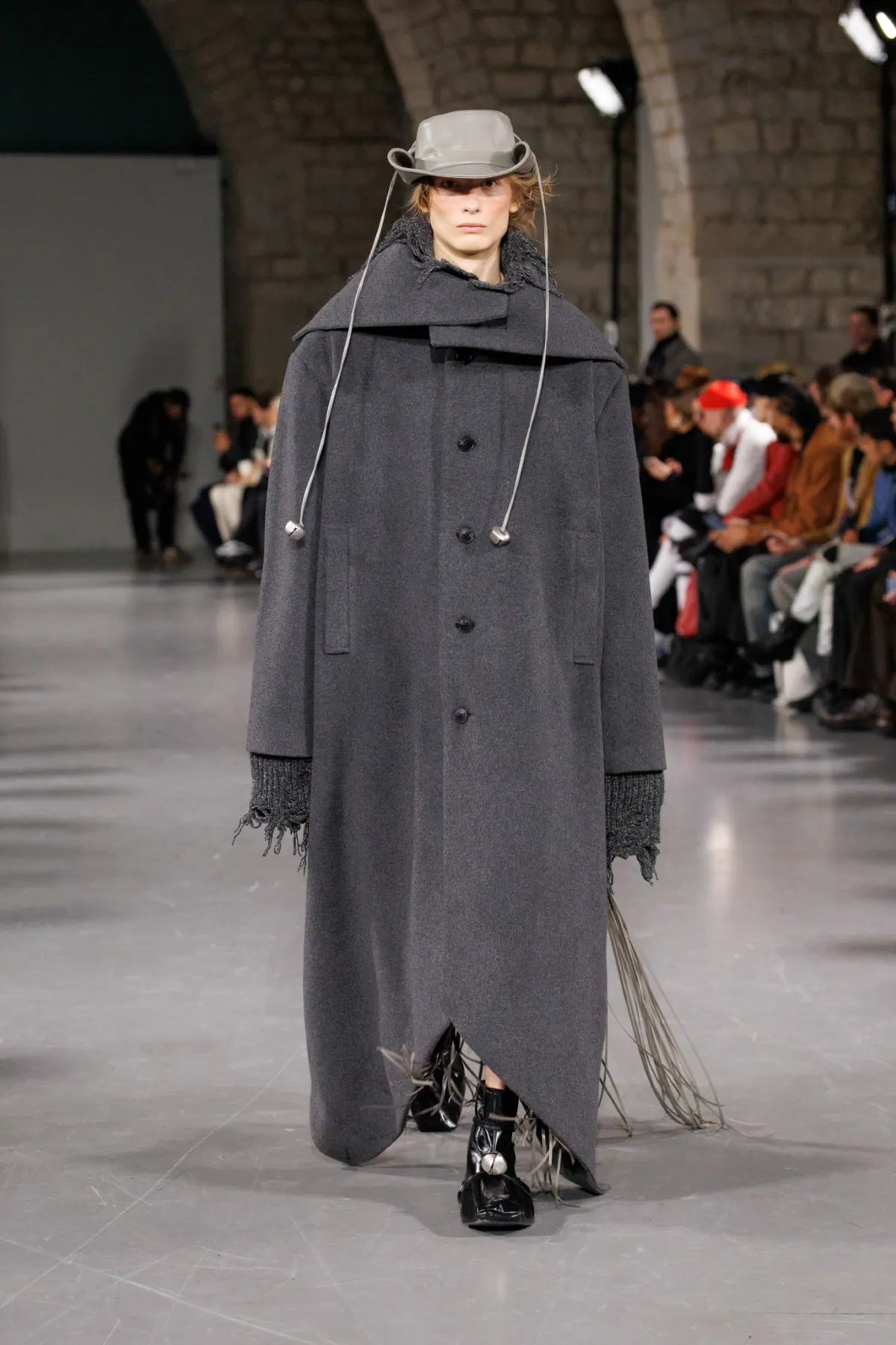 La collection automne 2025 de SEAN SUEN s'inspire de l'esprit de l’ancienne route du thé et des chevaux