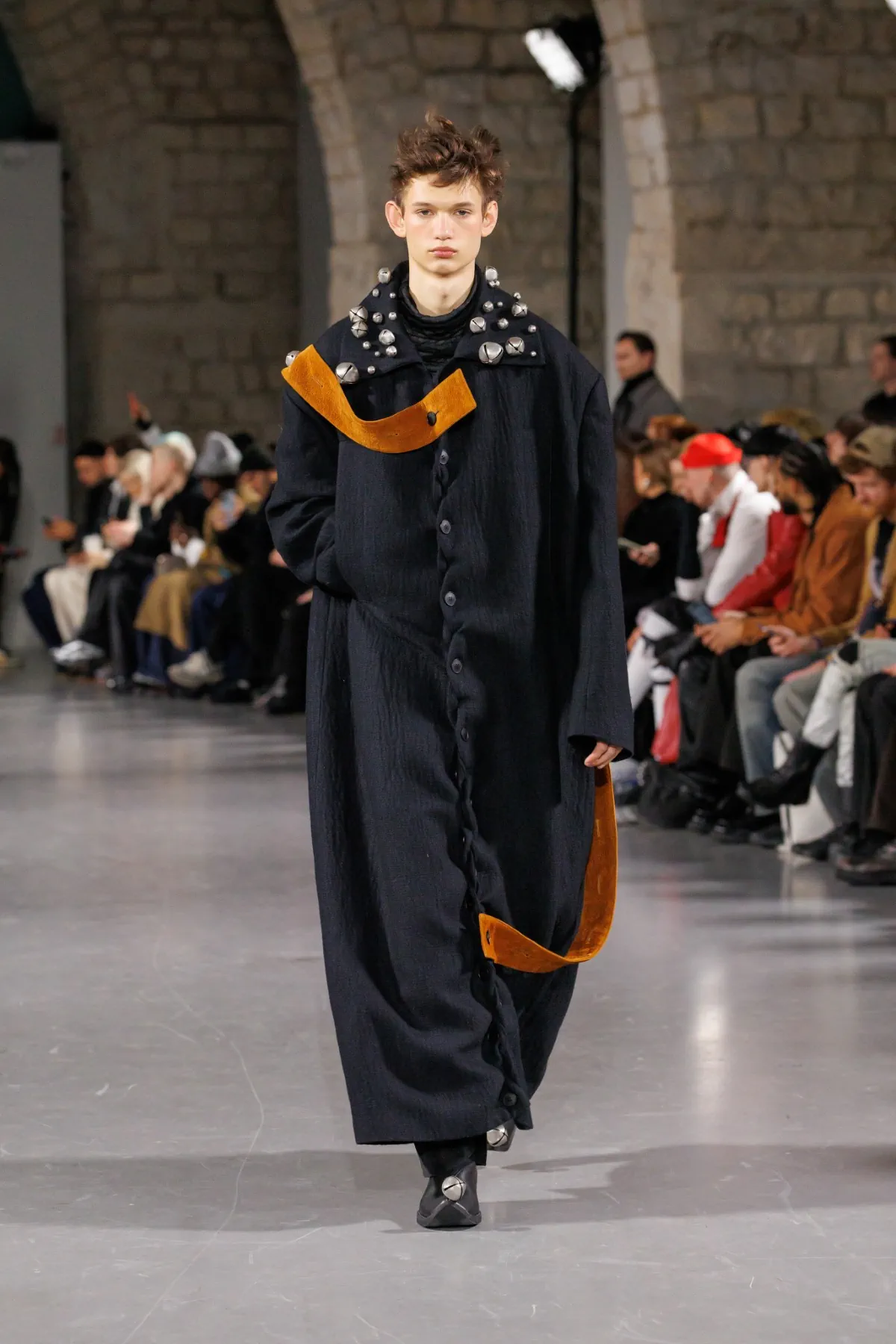 La collection automne 2025 de SEAN SUEN s'inspire de l'esprit de l’ancienne route du thé et des chevaux