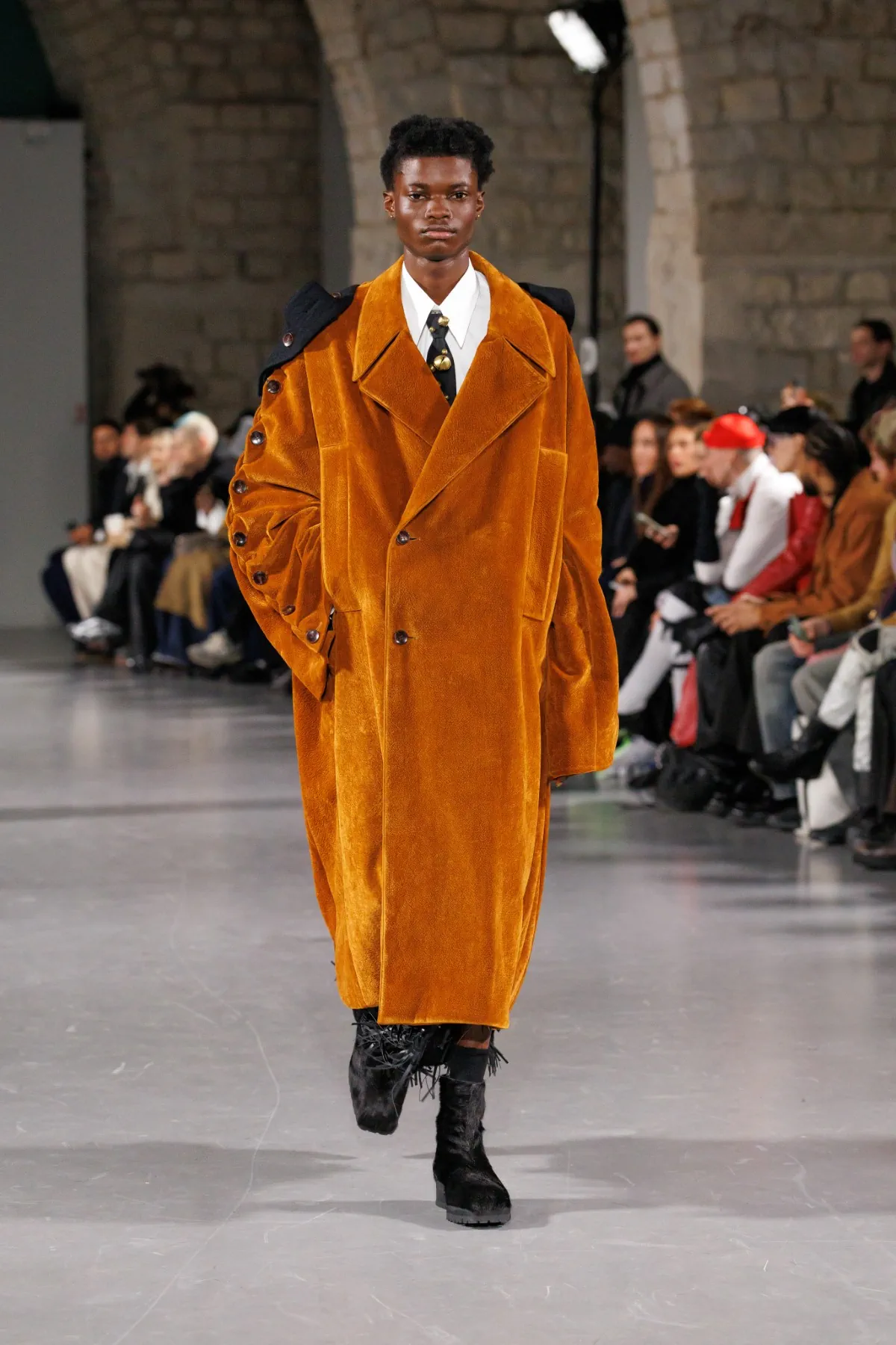 La collection automne 2025 de SEAN SUEN s'inspire de l'esprit de l’ancienne route du thé et des chevaux