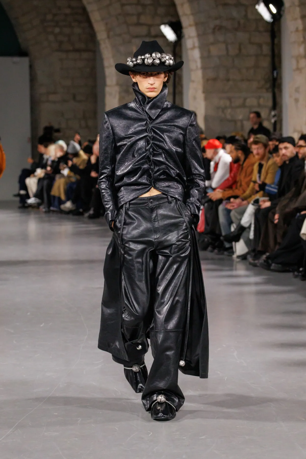 La collection automne 2025 de SEAN SUEN s'inspire de l'esprit de l’ancienne route du thé et des chevaux