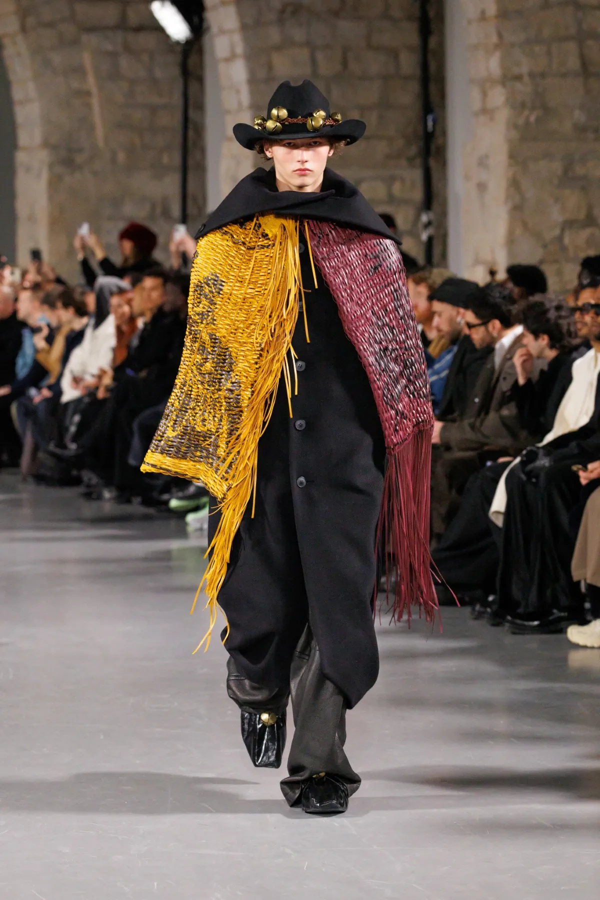 La collection automne 2025 de SEAN SUEN s'inspire de l'esprit de l’ancienne route du thé et des chevaux