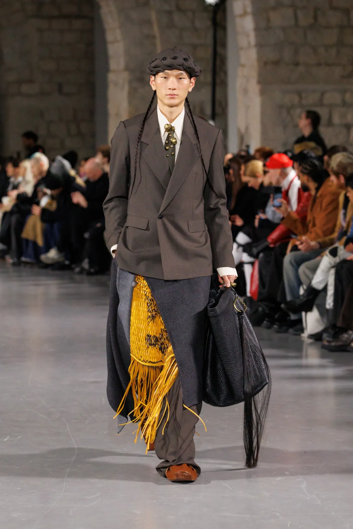 La collection automne 2025 de SEAN SUEN s'inspire de l'esprit de l’ancienne route du thé et des chevaux