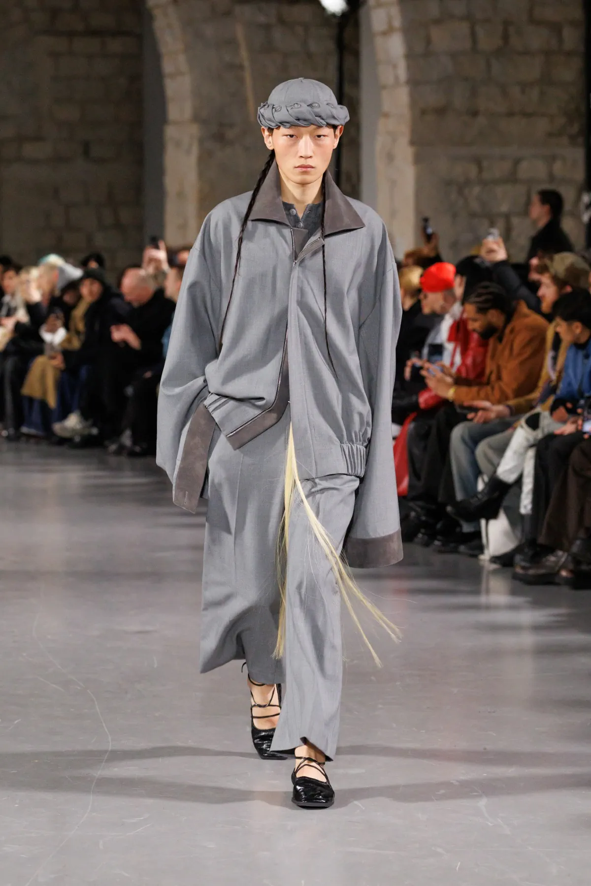 La collection automne 2025 de SEAN SUEN s'inspire de l'esprit de l’ancienne route du thé et des chevaux