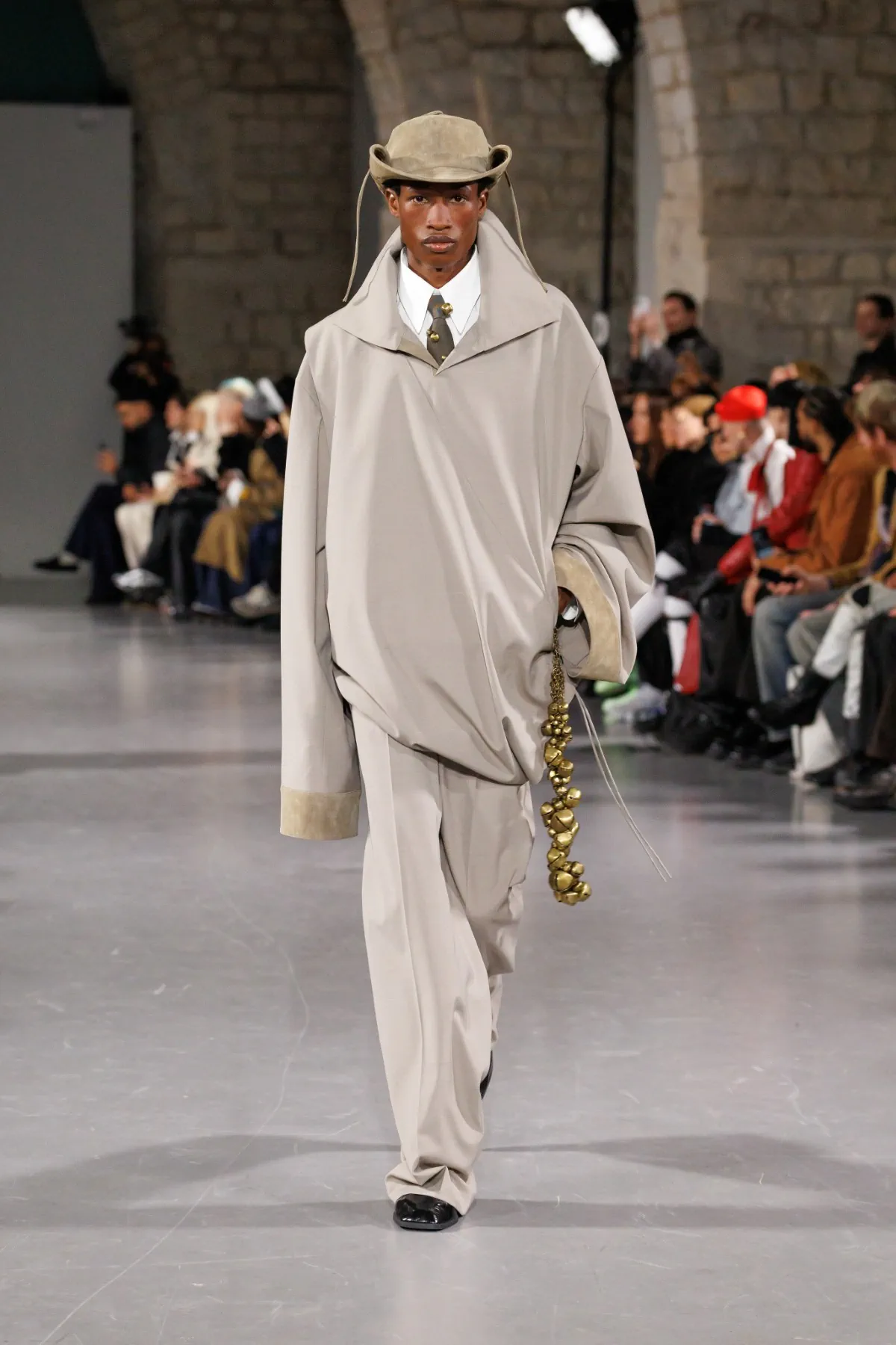 La collection automne 2025 de SEAN SUEN s'inspire de l'esprit de l’ancienne route du thé et des chevaux