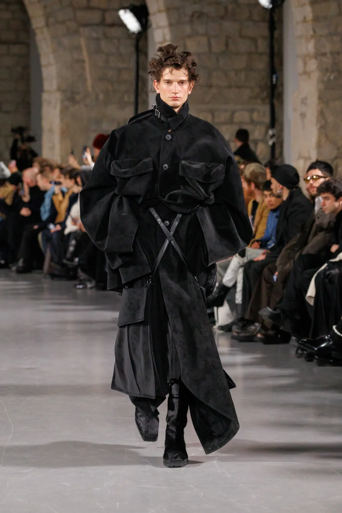 La collection automne 2025 de SEAN SUEN s'inspire de l'esprit de l’ancienne route du thé et des chevaux