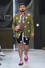 La collection automne 2025 de Simon Cracker critique la mode de luxe