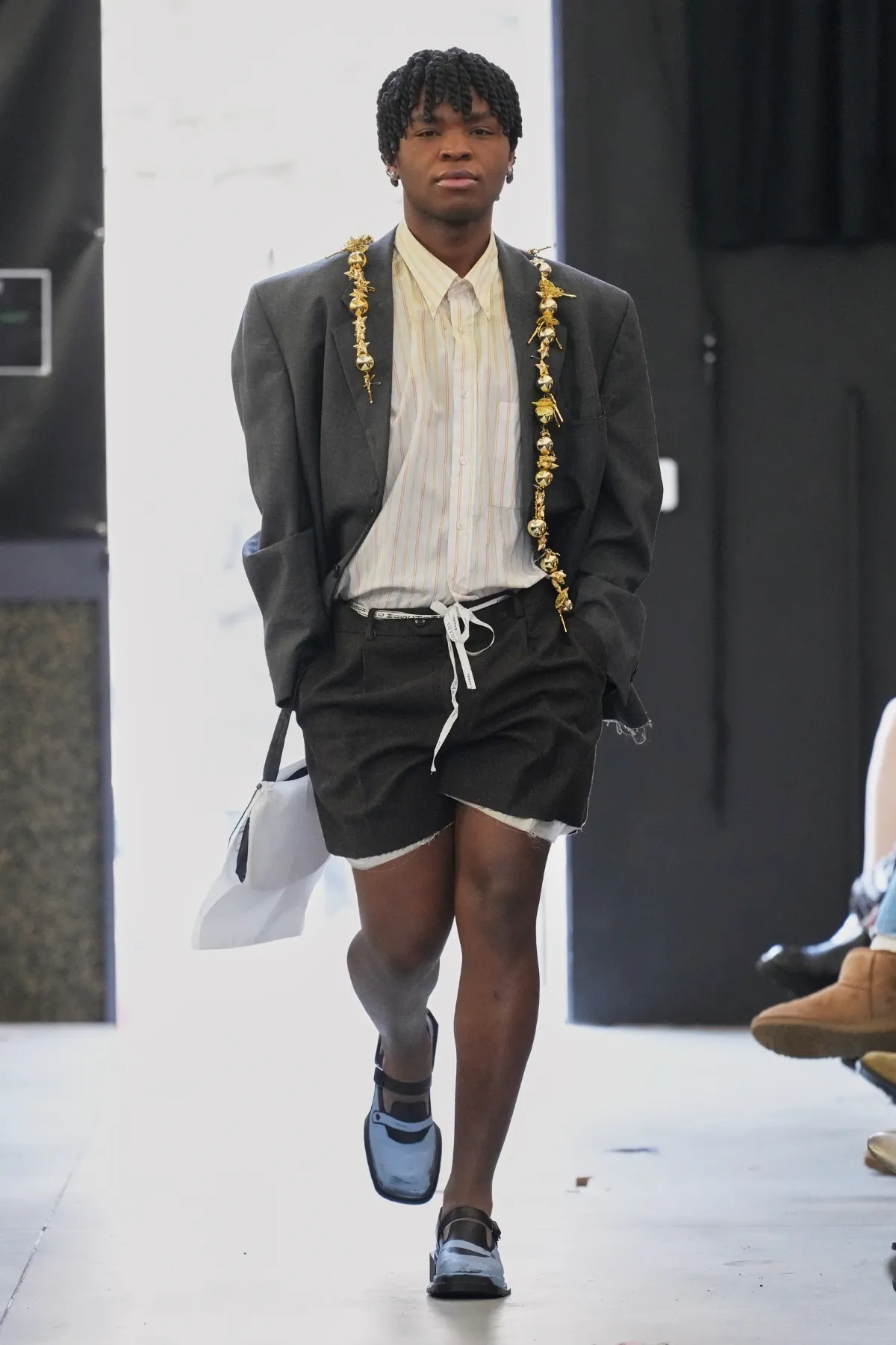 La collection automne 2025 de Simon Cracker critique la mode de luxe