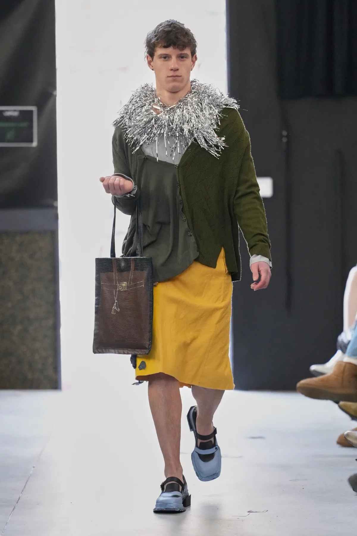 La collection automne 2025 de Simon Cracker critique la mode de luxe