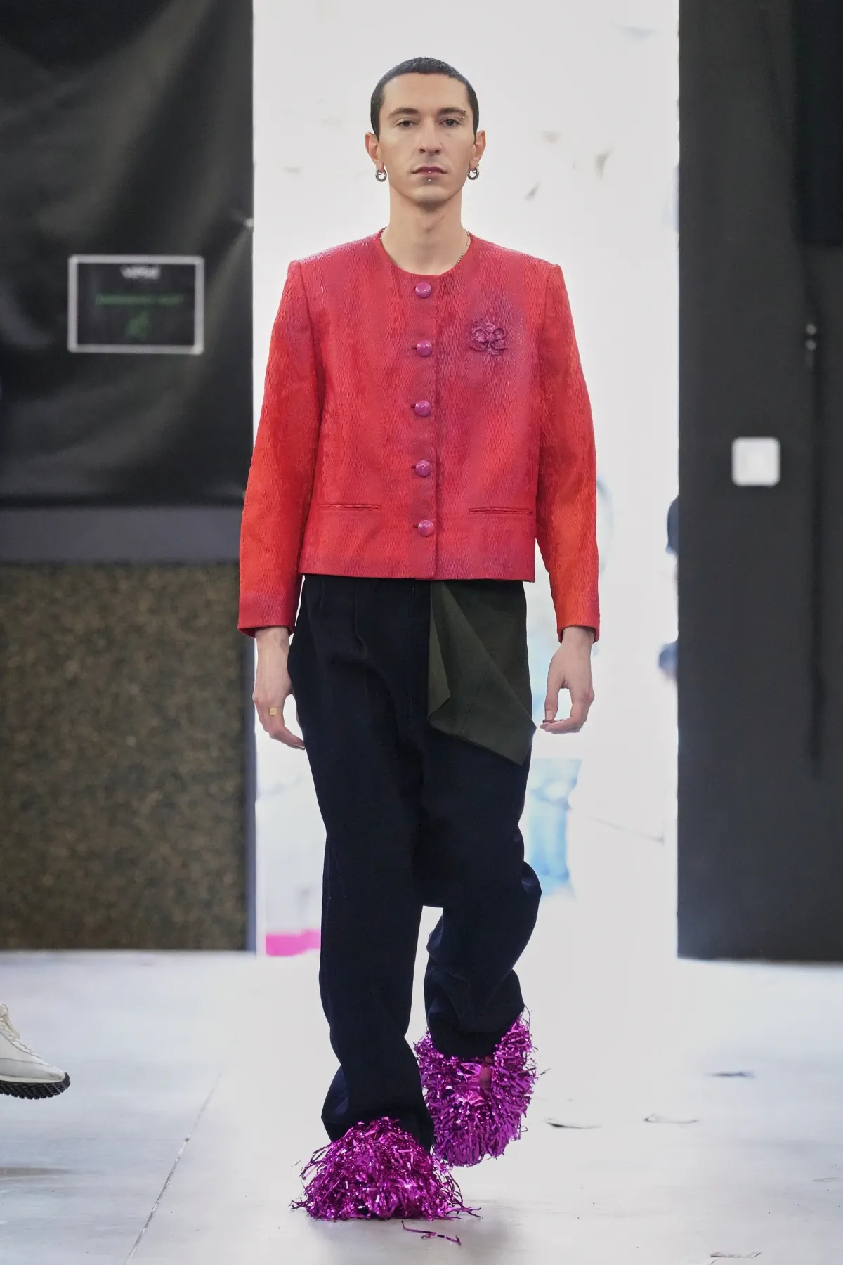 La collection automne 2025 de Simon Cracker critique la mode de luxe