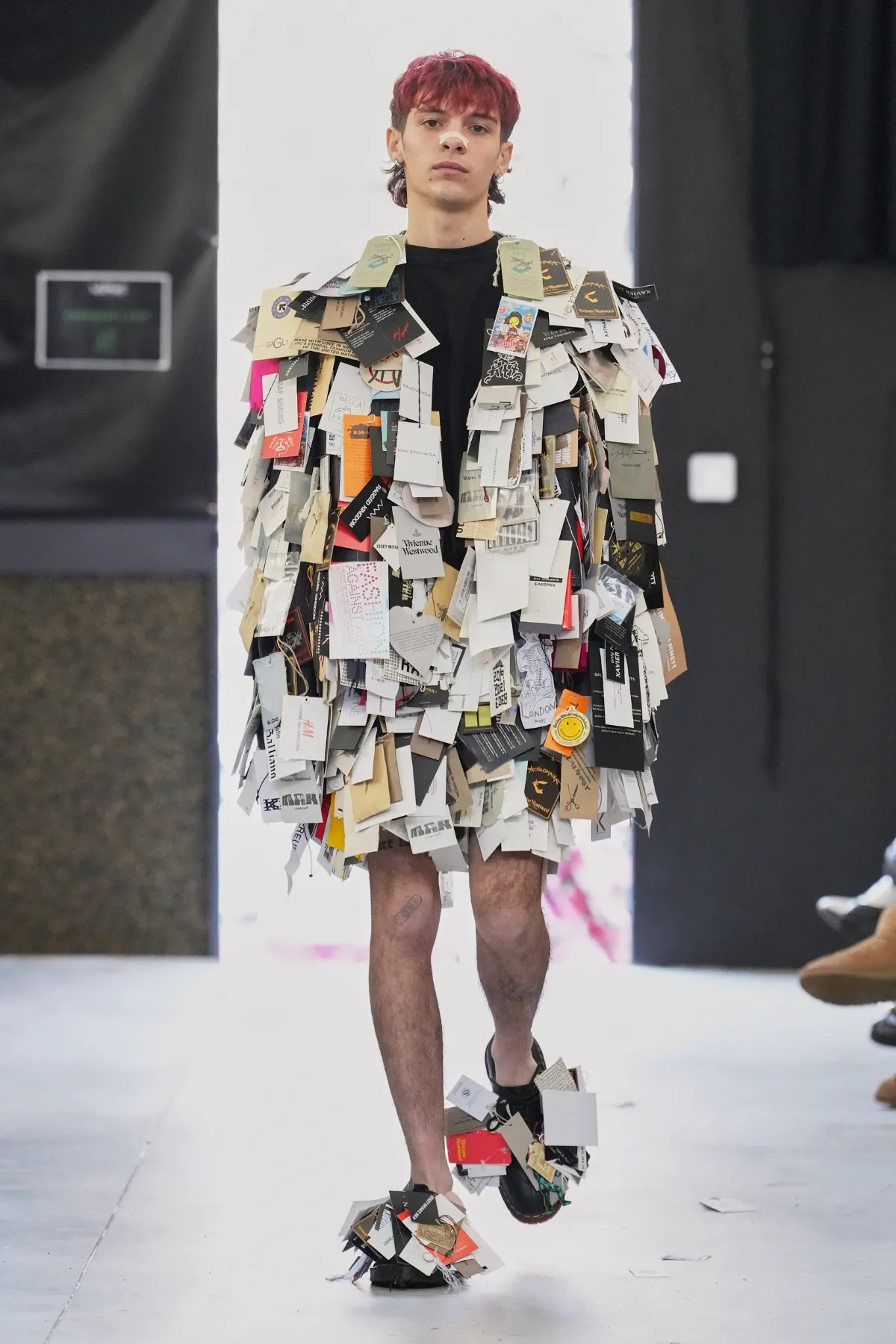 La collection automne 2025 de Simon Cracker critique la mode de luxe