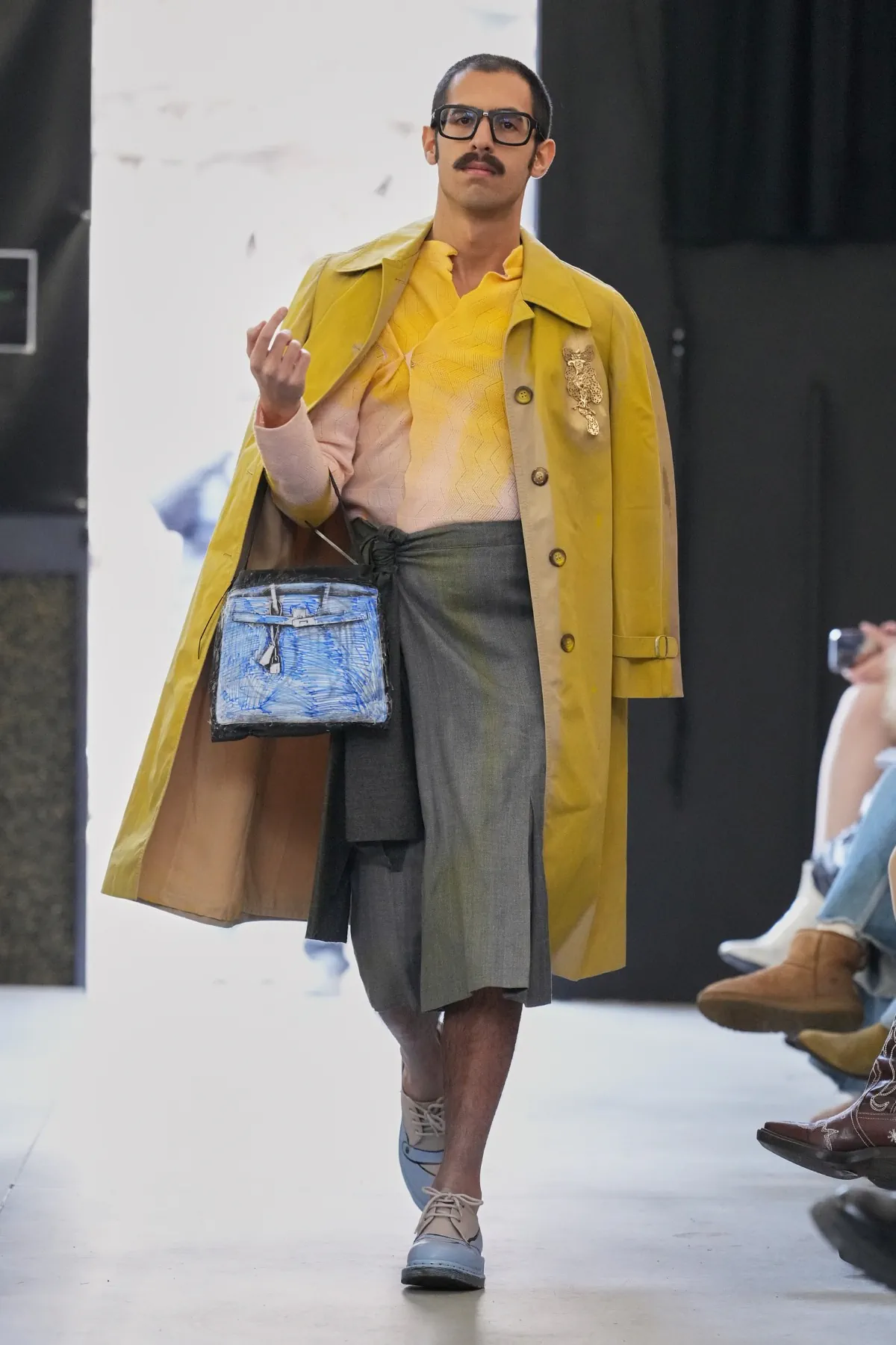 La collection automne 2025 de Simon Cracker critique la mode de luxe