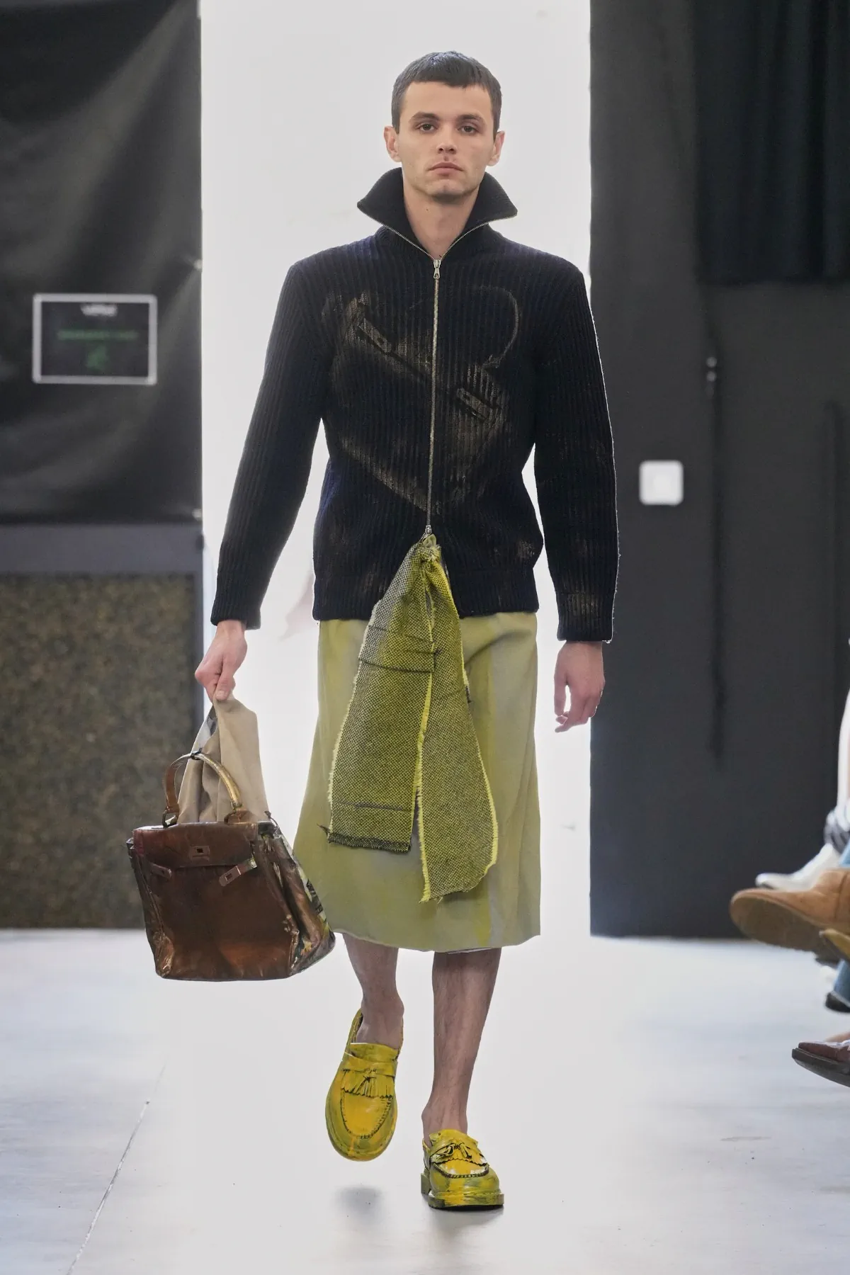 La collection automne 2025 de Simon Cracker critique la mode de luxe