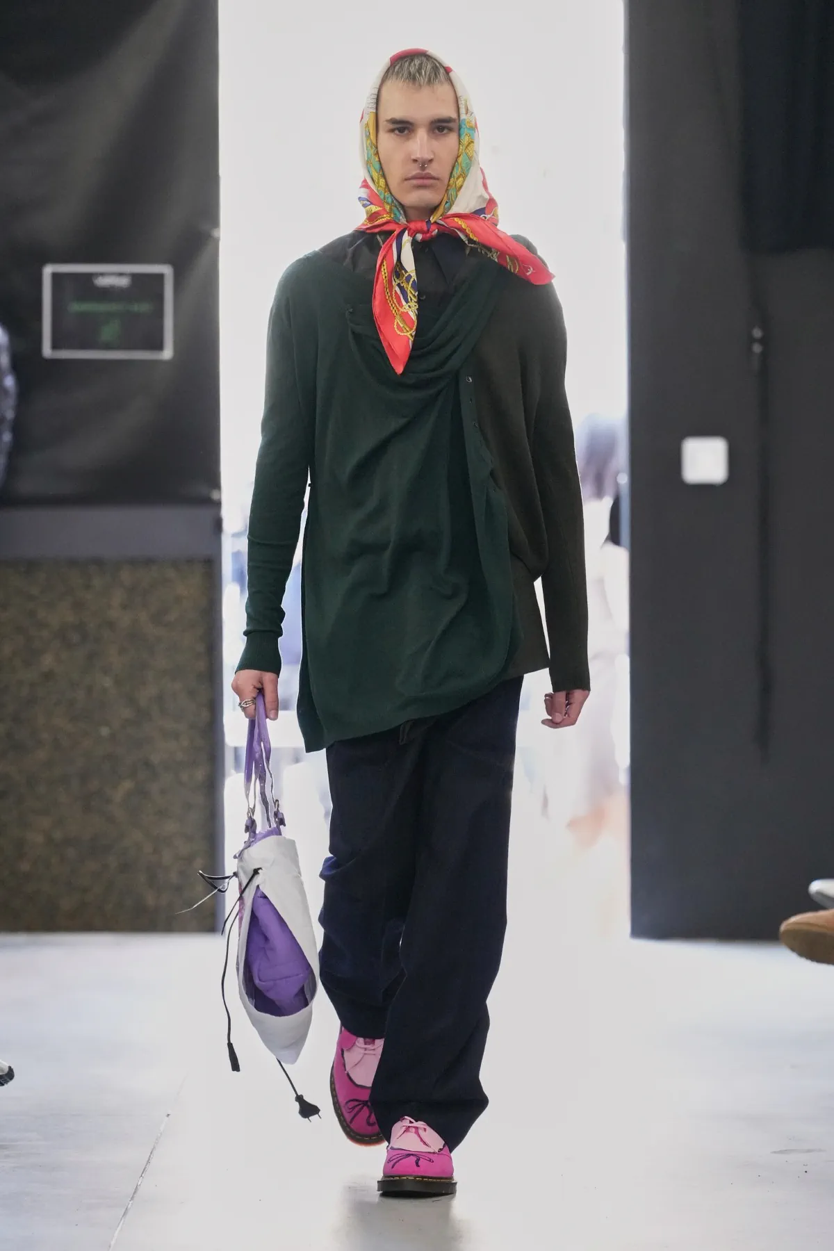 La collection automne 2025 de Simon Cracker critique la mode de luxe