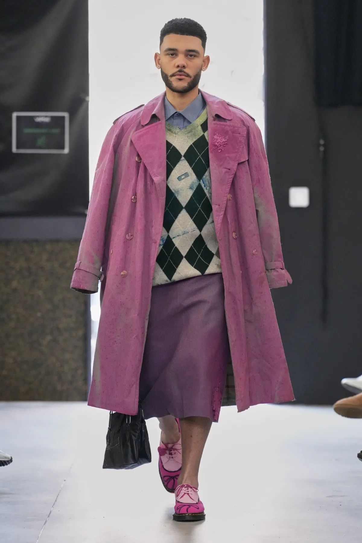 La collection automne 2025 de Simon Cracker critique la mode de luxe