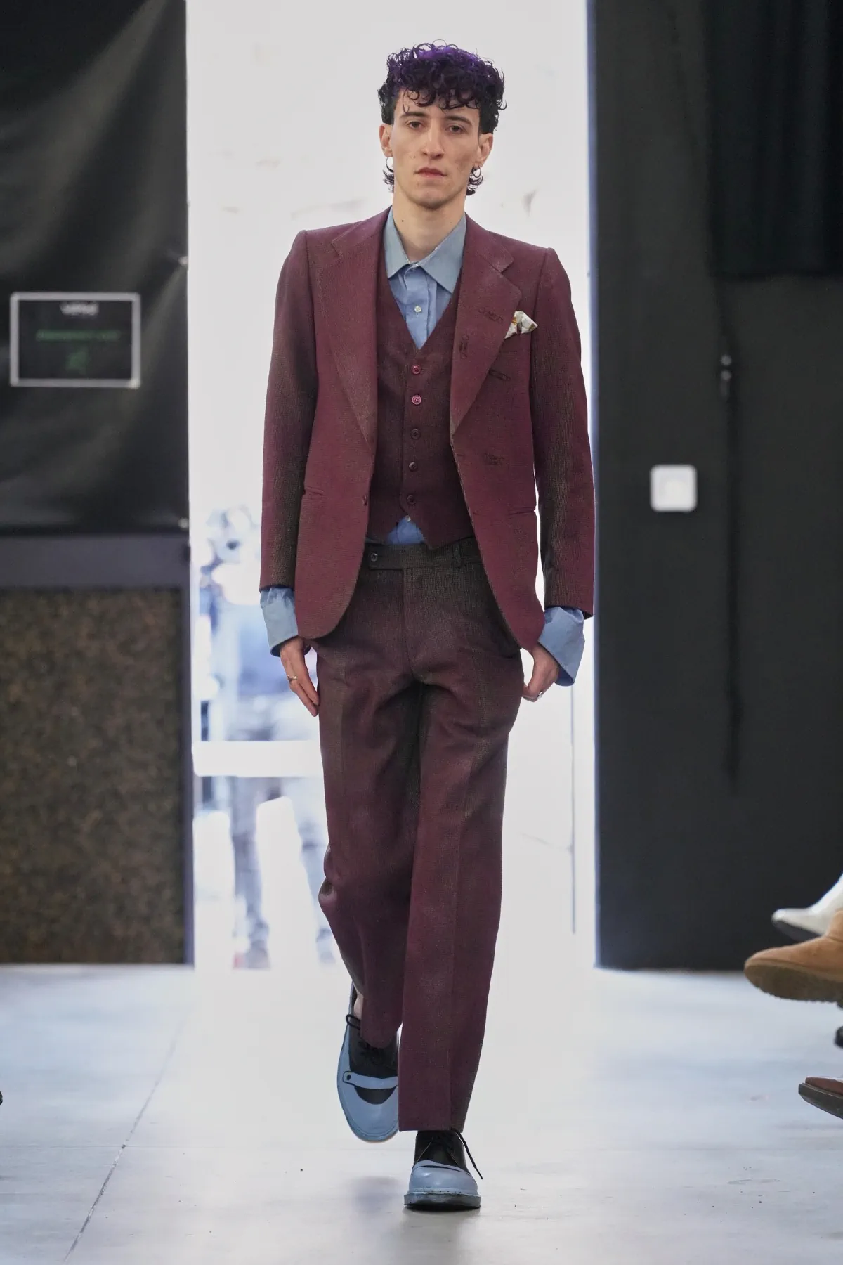 La collection automne 2025 de Simon Cracker critique la mode de luxe