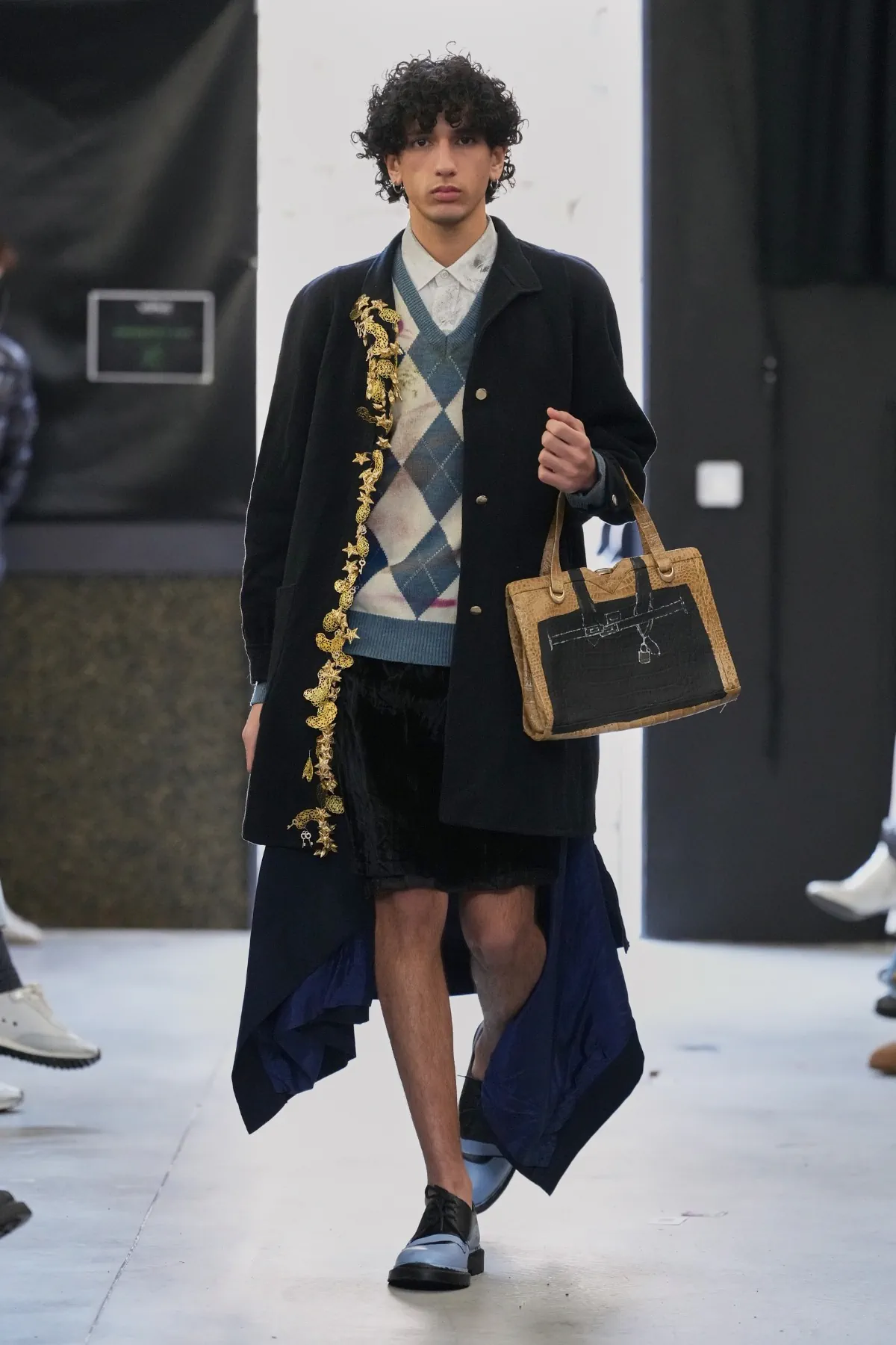 La collection automne 2025 de Simon Cracker critique la mode de luxe