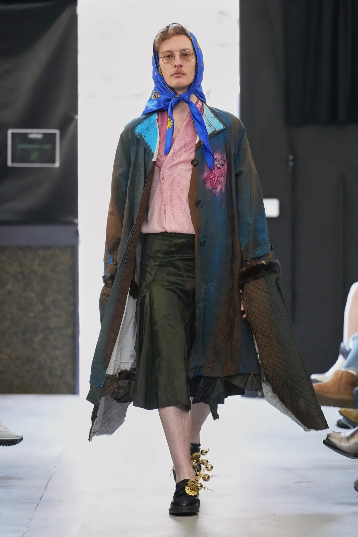 La collection automne 2025 de Simon Cracker critique la mode de luxe