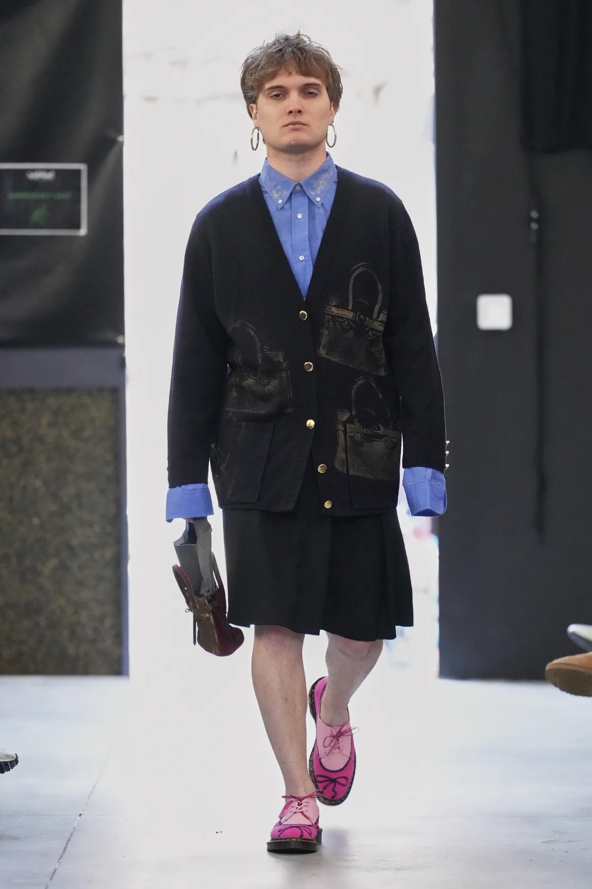 La collection automne 2025 de Simon Cracker critique la mode de luxe