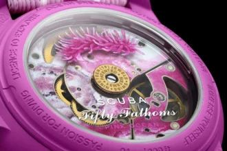 La nouvelle Swatch x Blancpain Scuba Fifty Fathoms Pink Ocean explore les profondeurs bleues dans une teinte de rose vibrant