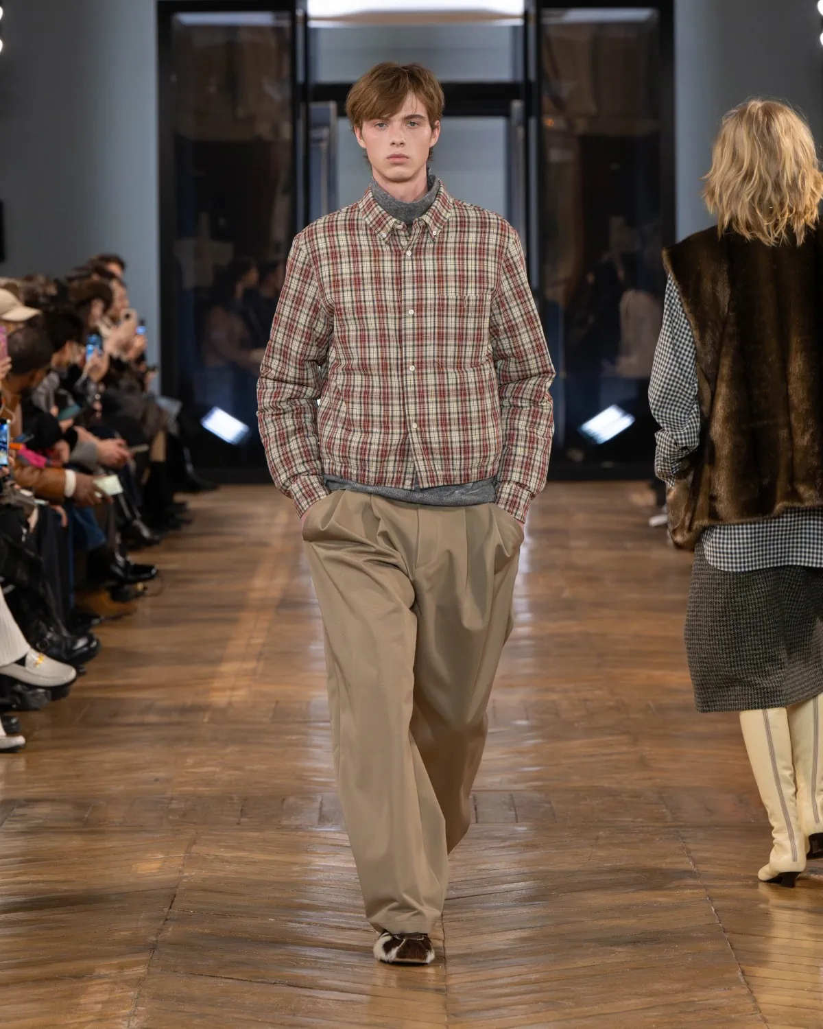 La collection automne 2025 de SYSTEM redéfinit la nostalgie moderne pour la collection masculine