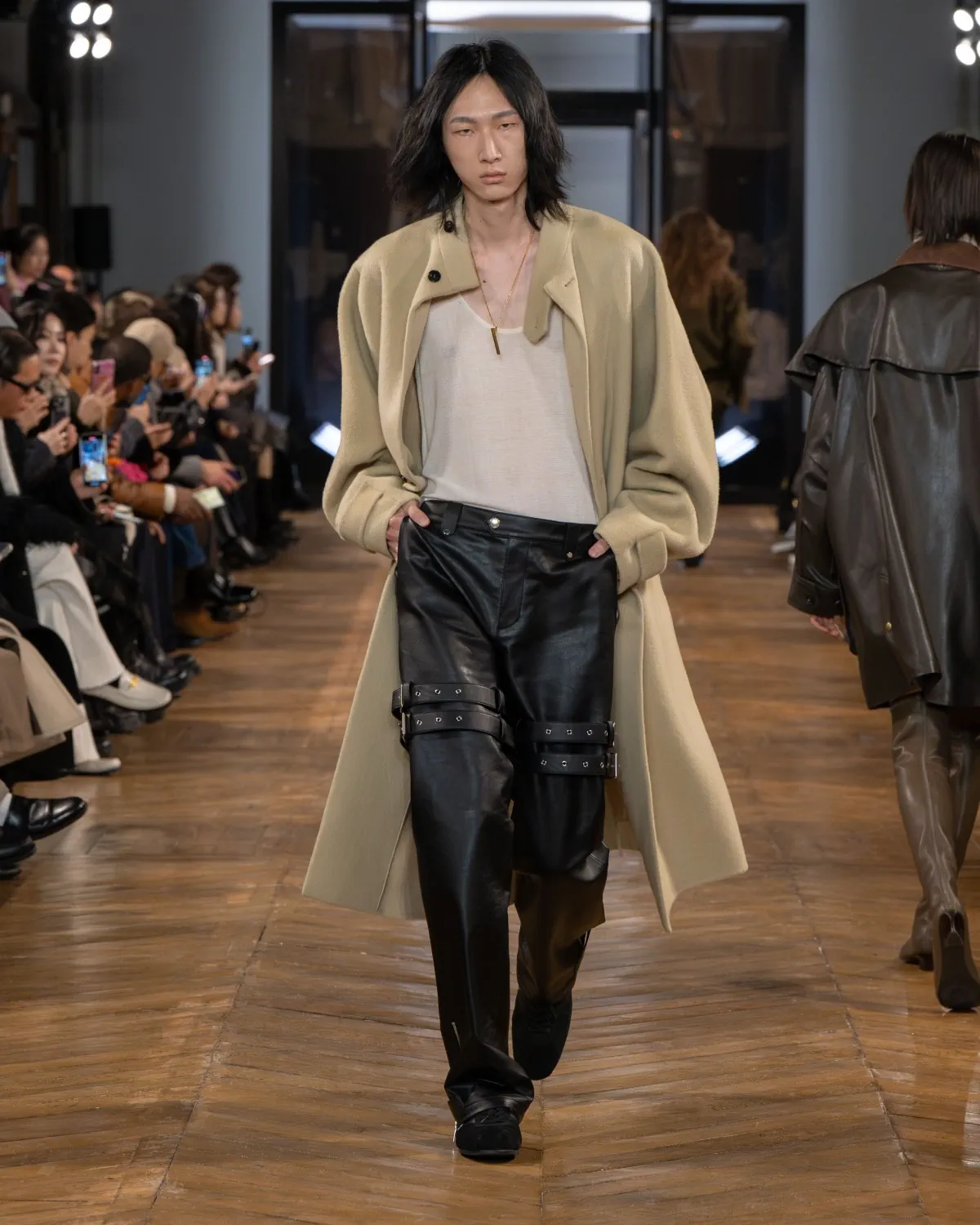 La collection automne 2025 de SYSTEM redéfinit la nostalgie moderne pour la collection masculine