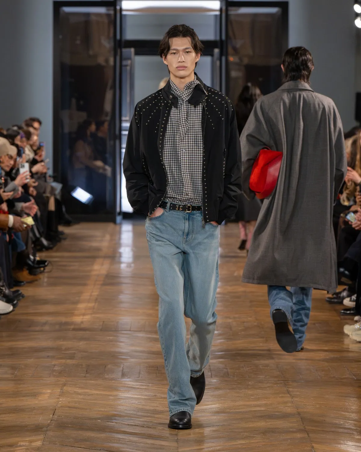 La collection automne 2025 de SYSTEM redéfinit la nostalgie moderne pour la collection masculine