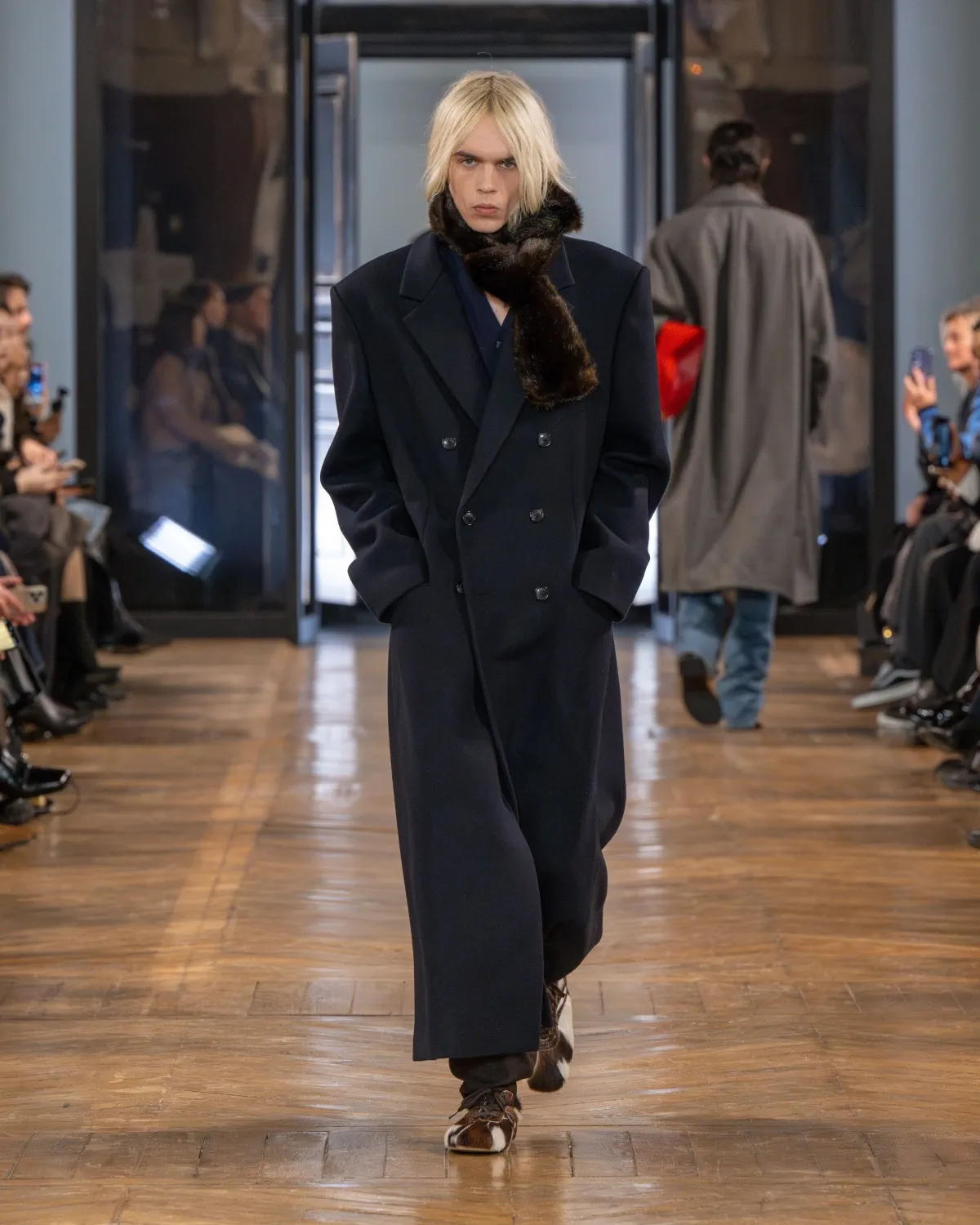 La collection automne 2025 de SYSTEM redéfinit la nostalgie moderne pour la collection masculine