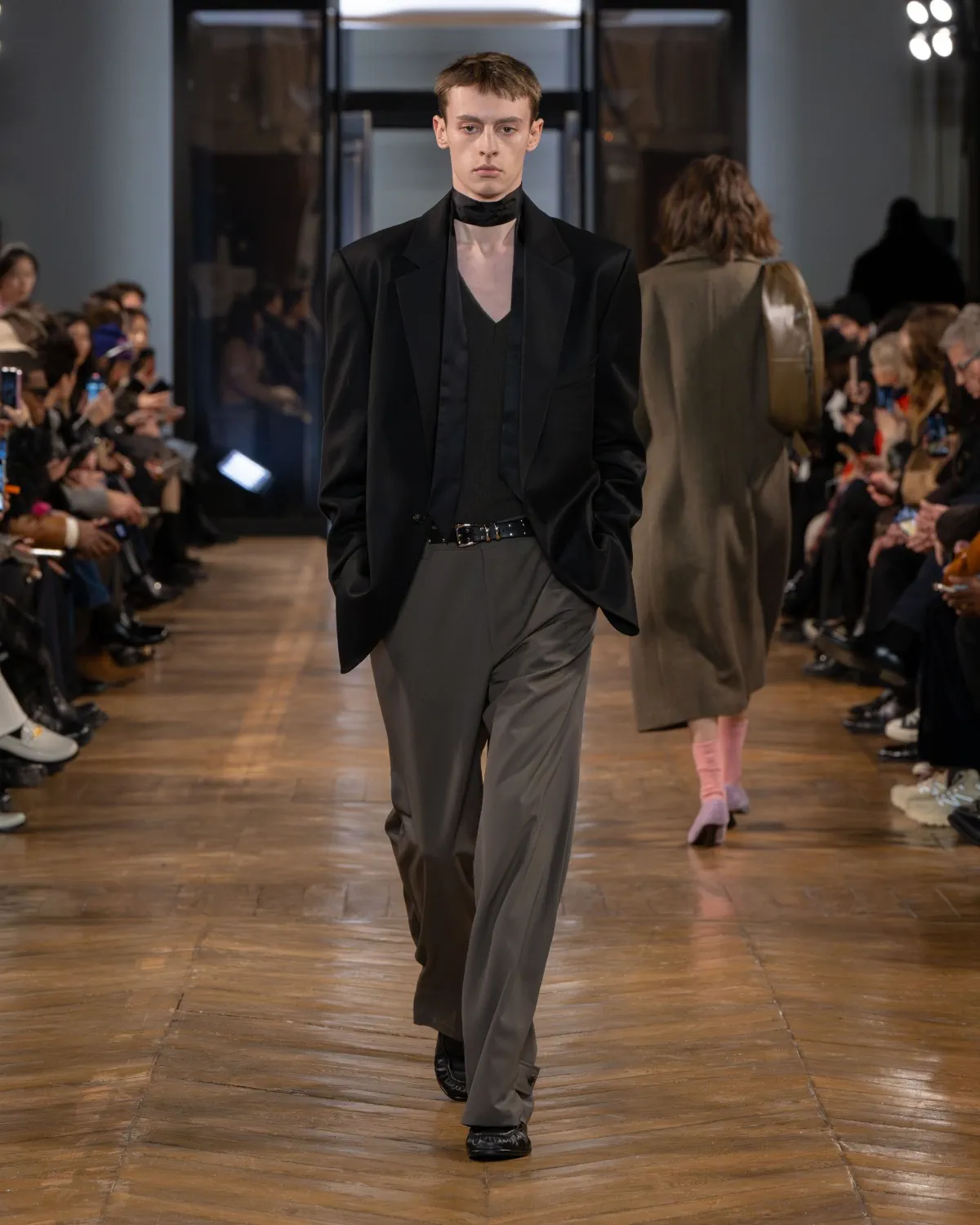 La collection automne 2025 de SYSTEM redéfinit la nostalgie moderne pour la collection masculine