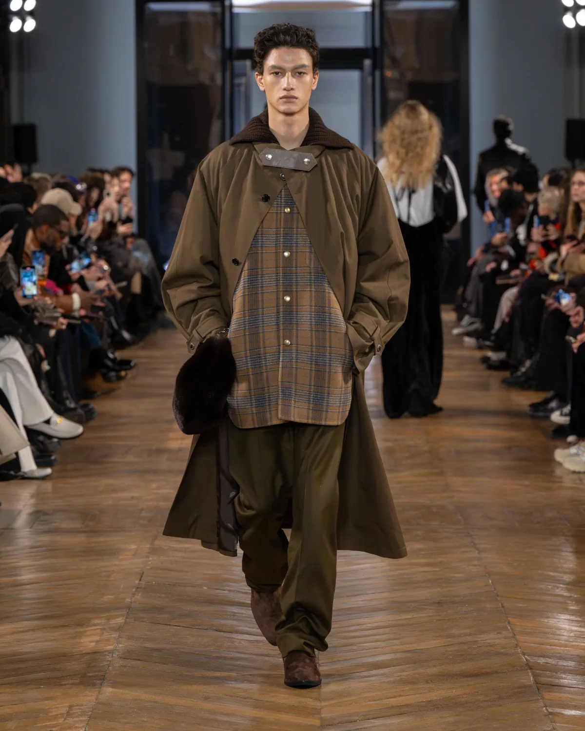 La collection automne 2025 de SYSTEM redéfinit la nostalgie moderne pour la collection masculine