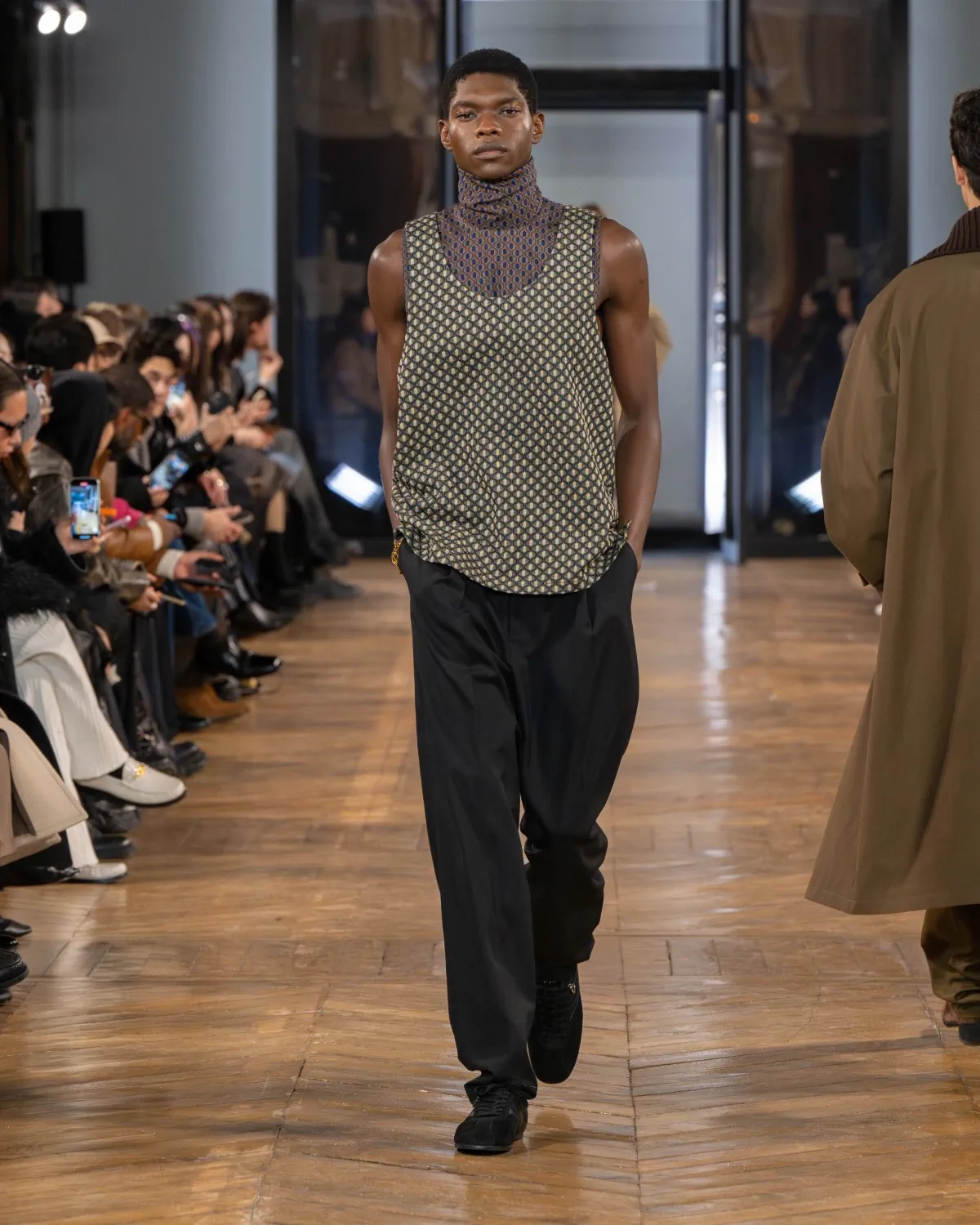 La collection automne 2025 de SYSTEM redéfinit la nostalgie moderne pour la collection masculine