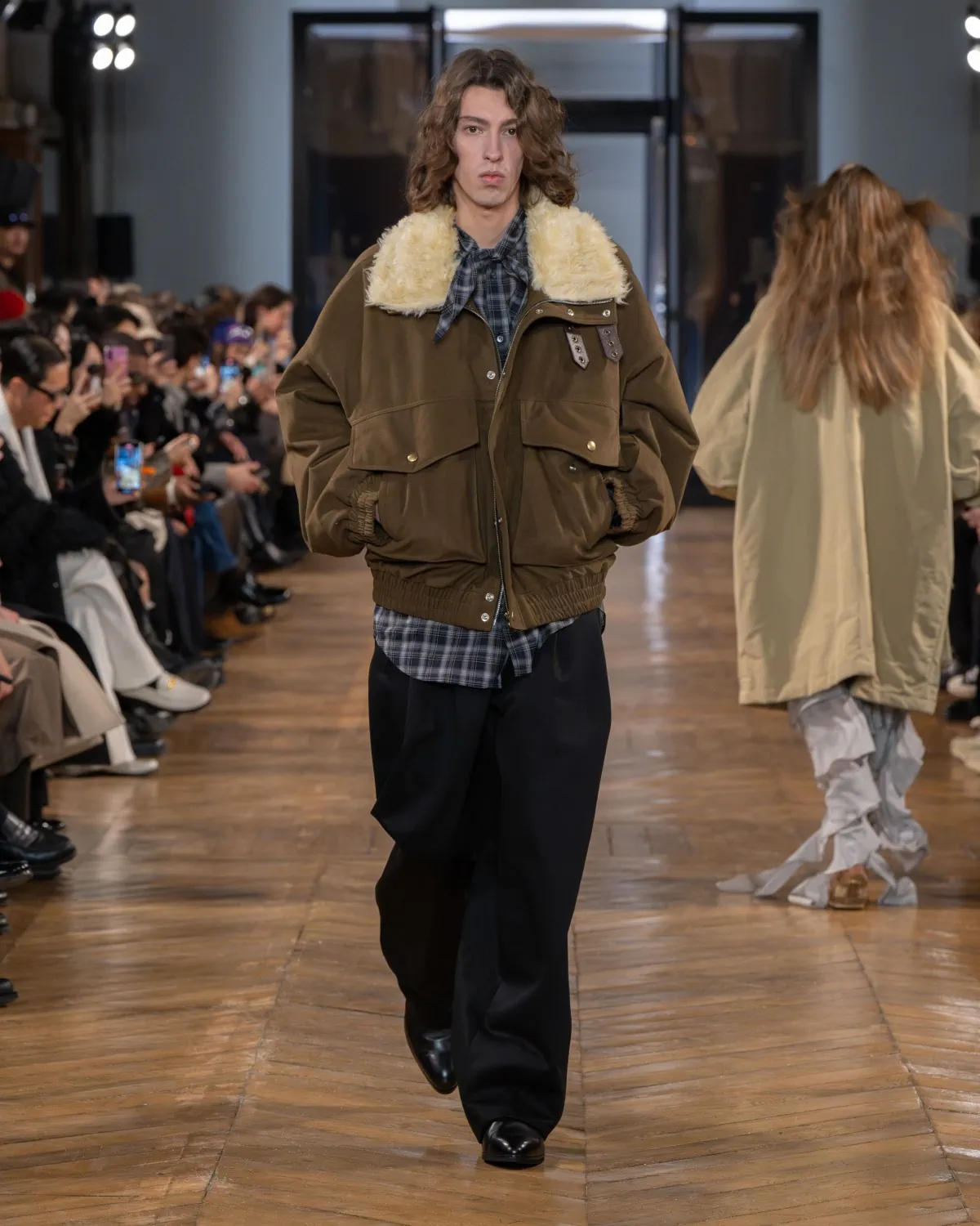 La collection automne 2025 de SYSTEM redéfinit la nostalgie moderne pour la collection masculine