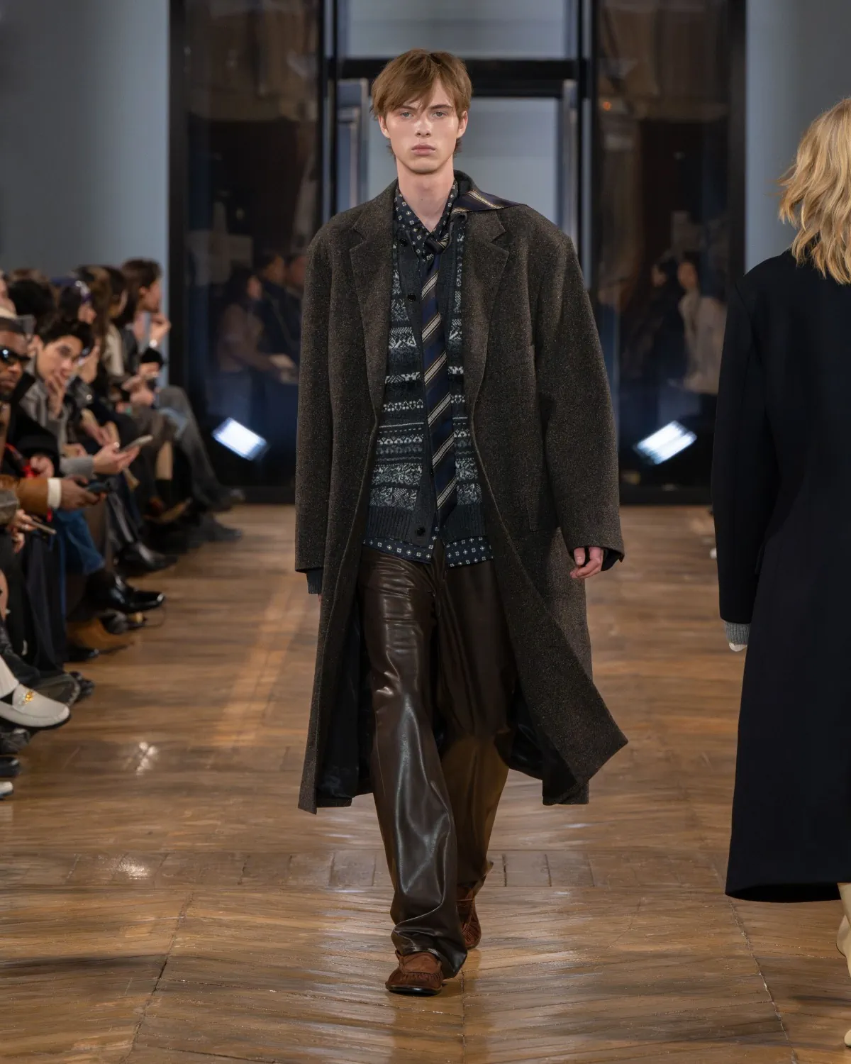 La collection automne 2025 de SYSTEM redéfinit la nostalgie moderne pour la collection masculine