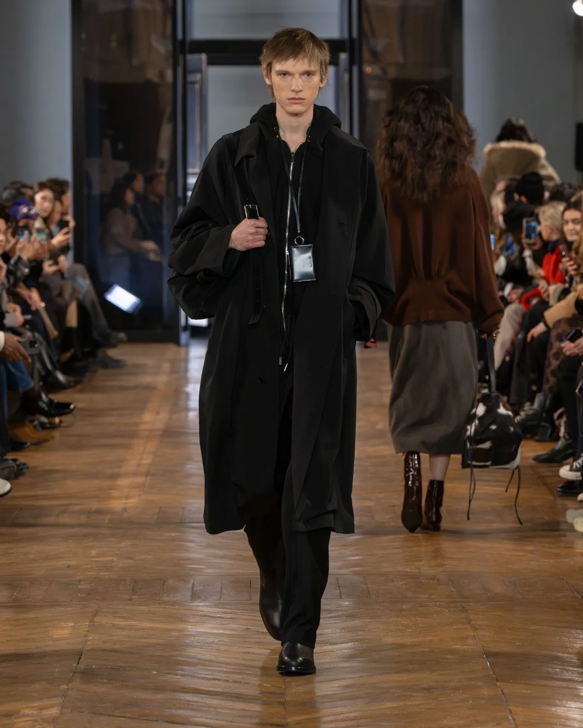 La collection automne 2025 de SYSTEM redéfinit la nostalgie moderne pour la collection masculine