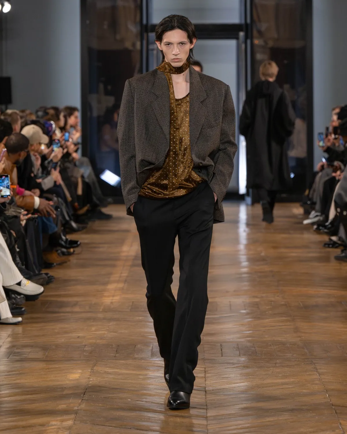 La collection automne 2025 de SYSTEM redéfinit la nostalgie moderne pour la collection masculine