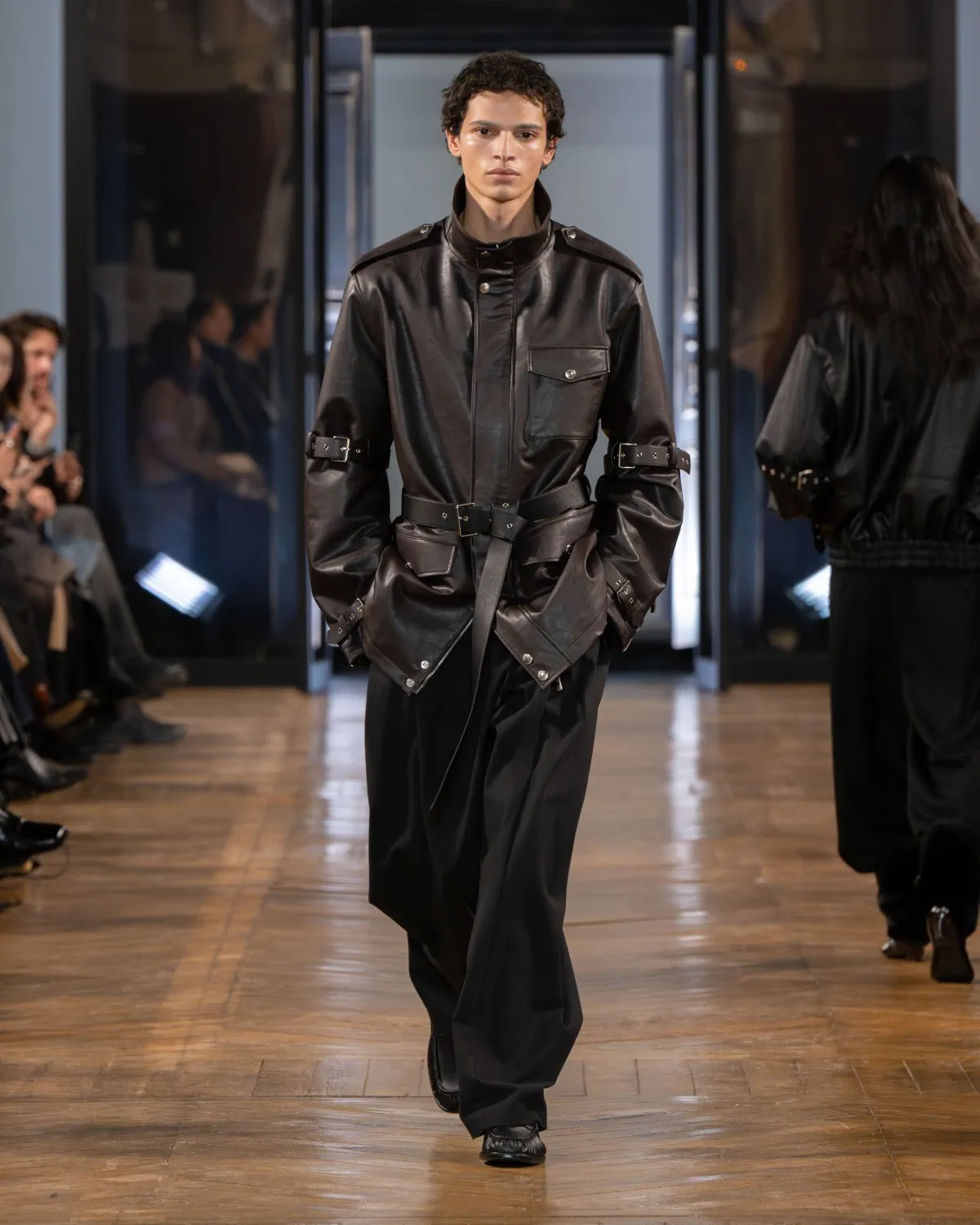 La collection automne 2025 de SYSTEM redéfinit la nostalgie moderne pour la collection masculine