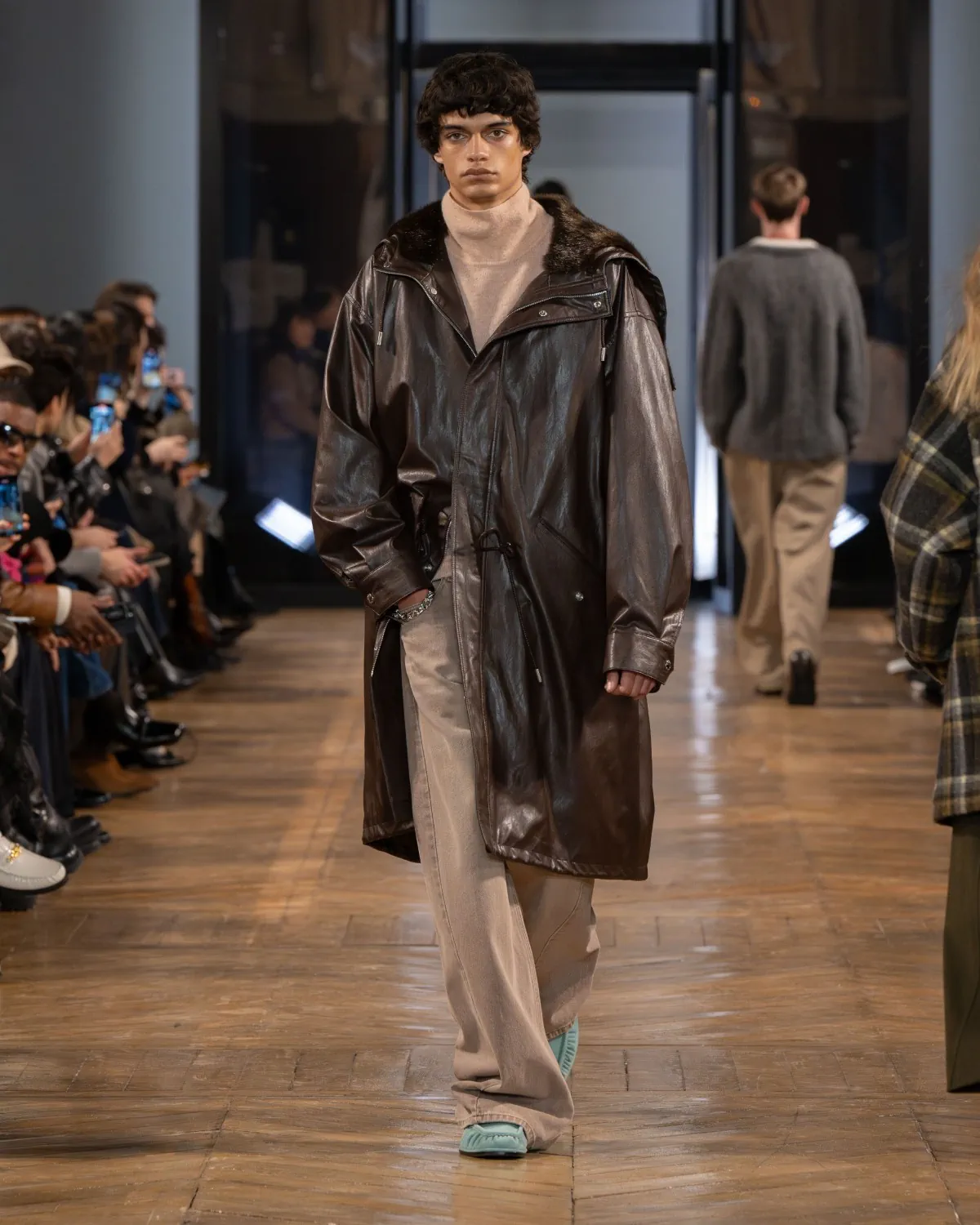 La collection automne 2025 de SYSTEM redéfinit la nostalgie moderne pour la collection masculine